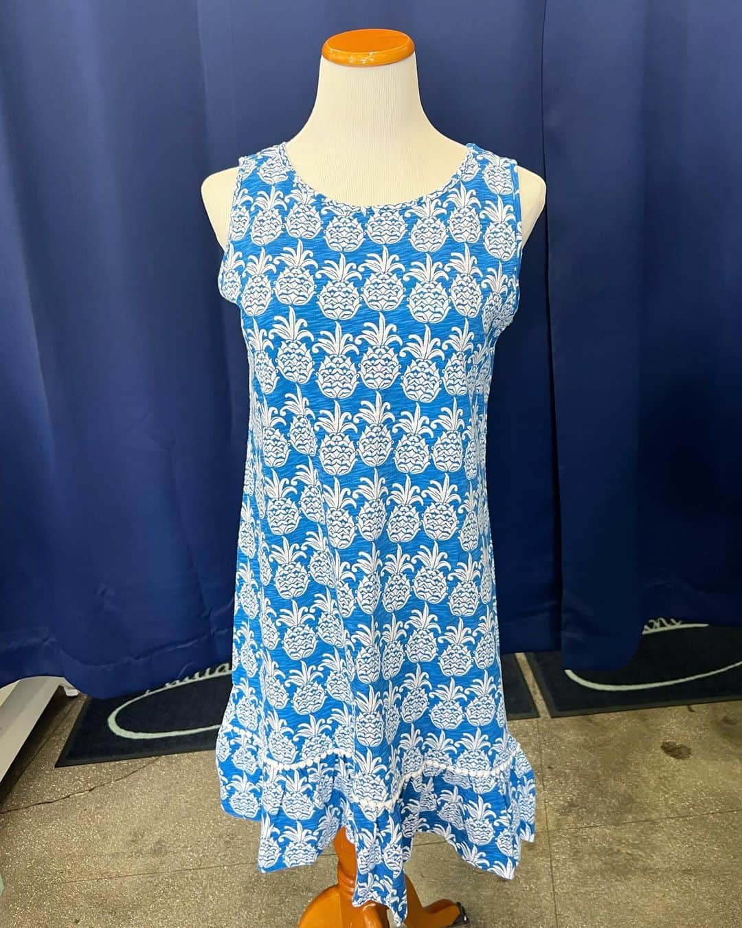 Pualani Hawaii Beachwearさんのインスタグラム写真 - (Pualani Hawaii BeachwearInstagram)「可愛いパイナップルのワンピース🍍  裾にかけて少しAライン形になっているので、女性らしい雰囲気になります🌺  お値段は62ドル 現時点でのサイズの在庫は以下の通りです。  1枚目の濃いブルー Mのみ 2枚目の薄いブルーXS,Sのみ 3枚目のレッドXSのみ  気になる方はお早めにどうぞ🥰  #hawaii#oahu#hawaiivacation #bikini#pualanihawaii #swimwear #monsarrat #onepiece #summerdress #ハワイ#ハワイ旅行 #モンサラット#プアラニハワイ #水着#ビキニ#サマードレス#ワンピース#ビーチカバー#ハワイ観光#ハワイ情報#ワンピース」3月31日 10時00分 - pualani_monsarrat
