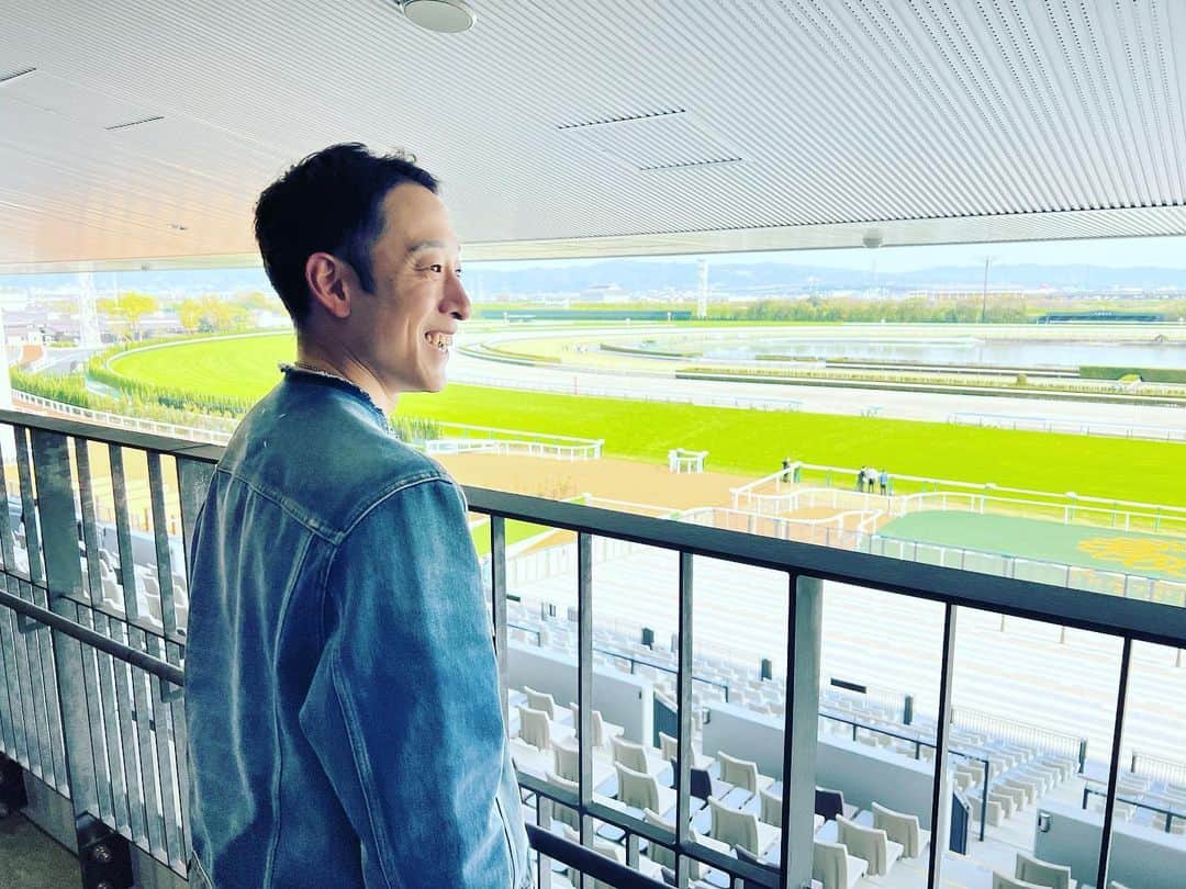 お兄ちゃんさんのインスタグラム写真 - (お兄ちゃんInstagram)「センテニアル・パーク京都競馬場で行われた馬場走行テストのロケに行かせて頂きました🏇💨  新しくなったスタンドやパドック、そして真っさらな芝生！最高に綺麗でした✨  天気も良く全てが清々しく見えて、従来の良いところも残しつつ、新しい競馬場が誕生した感覚になりました😊  また『謙聞録』のオンエアをチェックしてみてください👍  #謙聞録 #netkeiba #池添謙一 ジョッキー #京都競馬場 #センテニアル・パーク京都競馬場 #ビタミンＳ #ビタミンＳお兄ちゃん」3月31日 10時02分 - oniichan0715