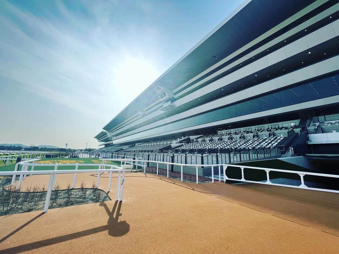 お兄ちゃんさんのインスタグラム写真 - (お兄ちゃんInstagram)「センテニアル・パーク京都競馬場で行われた馬場走行テストのロケに行かせて頂きました🏇💨  新しくなったスタンドやパドック、そして真っさらな芝生！最高に綺麗でした✨  天気も良く全てが清々しく見えて、従来の良いところも残しつつ、新しい競馬場が誕生した感覚になりました😊  また『謙聞録』のオンエアをチェックしてみてください👍  #謙聞録 #netkeiba #池添謙一 ジョッキー #京都競馬場 #センテニアル・パーク京都競馬場 #ビタミンＳ #ビタミンＳお兄ちゃん」3月31日 10時02分 - oniichan0715