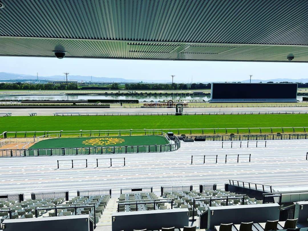 お兄ちゃんさんのインスタグラム写真 - (お兄ちゃんInstagram)「センテニアル・パーク京都競馬場で行われた馬場走行テストのロケに行かせて頂きました🏇💨  新しくなったスタンドやパドック、そして真っさらな芝生！最高に綺麗でした✨  天気も良く全てが清々しく見えて、従来の良いところも残しつつ、新しい競馬場が誕生した感覚になりました😊  また『謙聞録』のオンエアをチェックしてみてください👍  #謙聞録 #netkeiba #池添謙一 ジョッキー #京都競馬場 #センテニアル・パーク京都競馬場 #ビタミンＳ #ビタミンＳお兄ちゃん」3月31日 10時02分 - oniichan0715