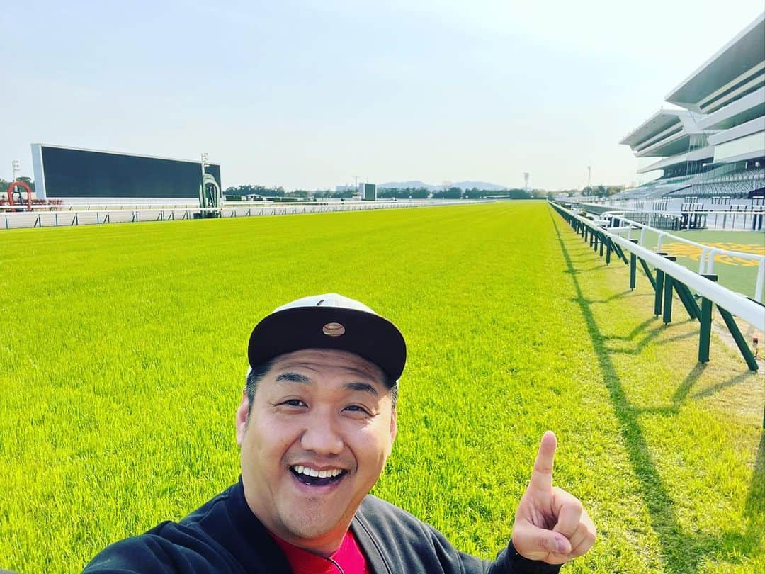 お兄ちゃんさんのインスタグラム写真 - (お兄ちゃんInstagram)「センテニアル・パーク京都競馬場で行われた馬場走行テストのロケに行かせて頂きました🏇💨  新しくなったスタンドやパドック、そして真っさらな芝生！最高に綺麗でした✨  天気も良く全てが清々しく見えて、従来の良いところも残しつつ、新しい競馬場が誕生した感覚になりました😊  また『謙聞録』のオンエアをチェックしてみてください👍  #謙聞録 #netkeiba #池添謙一 ジョッキー #京都競馬場 #センテニアル・パーク京都競馬場 #ビタミンＳ #ビタミンＳお兄ちゃん」3月31日 10時02分 - oniichan0715
