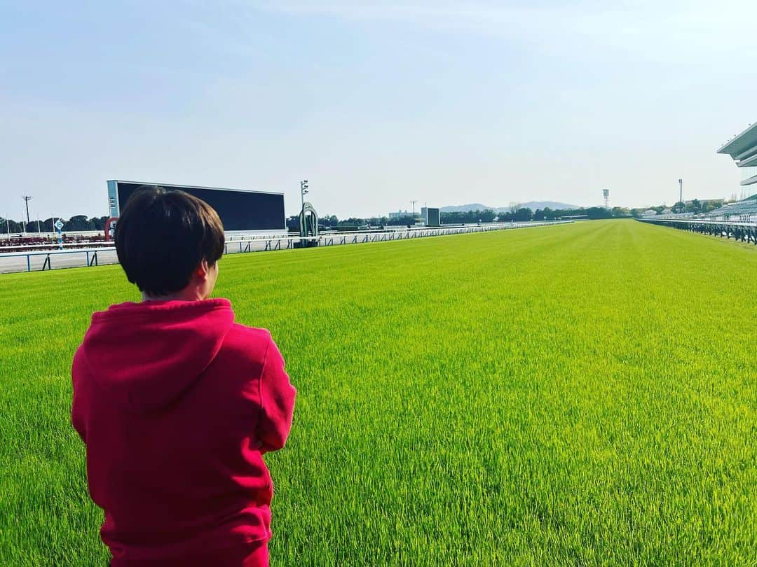 お兄ちゃんのインスタグラム：「センテニアル・パーク京都競馬場で行われた馬場走行テストのロケに行かせて頂きました🏇💨  新しくなったスタンドやパドック、そして真っさらな芝生！最高に綺麗でした✨  天気も良く全てが清々しく見えて、従来の良いところも残しつつ、新しい競馬場が誕生した感覚になりました😊  また『謙聞録』のオンエアをチェックしてみてください👍  #謙聞録 #netkeiba #池添謙一 ジョッキー #京都競馬場 #センテニアル・パーク京都競馬場 #ビタミンＳ #ビタミンＳお兄ちゃん」