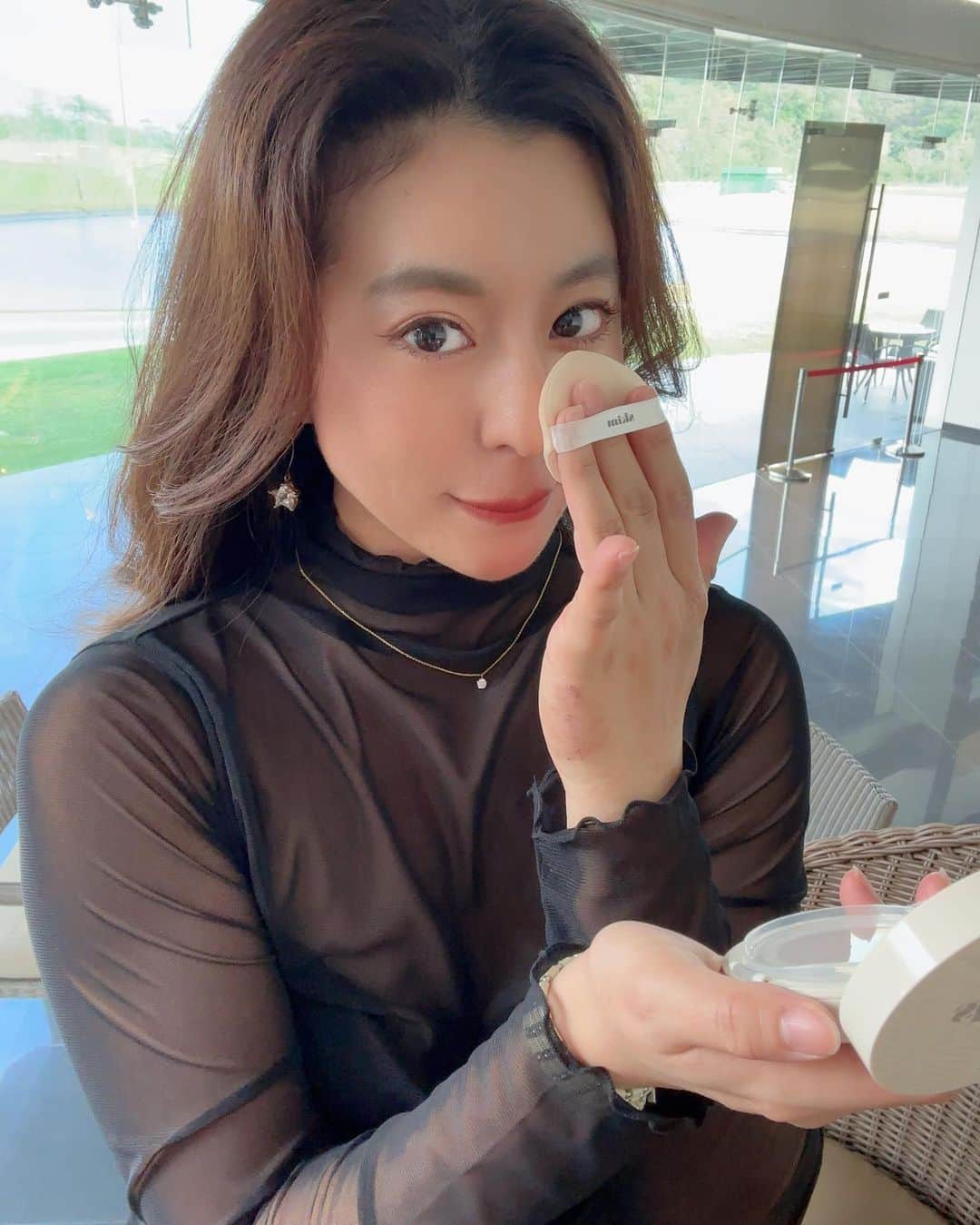 橋本真依さんのインスタグラム写真 - (橋本真依Instagram)「・ 🧏🏻🧏🏻🧏🏻🧏🏻🧏🏻 ⁡ まだまだフィリピン日記🇵🇭 セブ島編ですが 宿泊したシェラトンが良すぎて、、、🥹 ⁡ みんな話しかけてくれて楽しいし 朝ごはん食べたレストランも海に面してて ゆったりした時間を過ごせる🌺🤍 @sheratoncebumactan 📍5cien ⁡ そしてマスクのない生活、、、✨ 帰国してすぐくらいに日本も変わったけれど フィリピンじゃほぼしてなくって😷 そんな中で焼けちゃいけないし、、、と思い ファンデーション復活。 久しぶりのクッションファンデに緊張しちゃった😆薄手について透明感もアップ。 ⁡ @skim_beauty_official  @hani_korea.cosme ⁡ ⁡ ⁡ ⁡ #セブ島 #カワサン滝 #女子旅 #オスロブ #skim  #ルポクッションファンデーション  #skim肌 📍 https://skim.skimcosme.jp ⁡ ⁡ ⁡ ⁡」3月31日 10時03分 - hashimotomai430