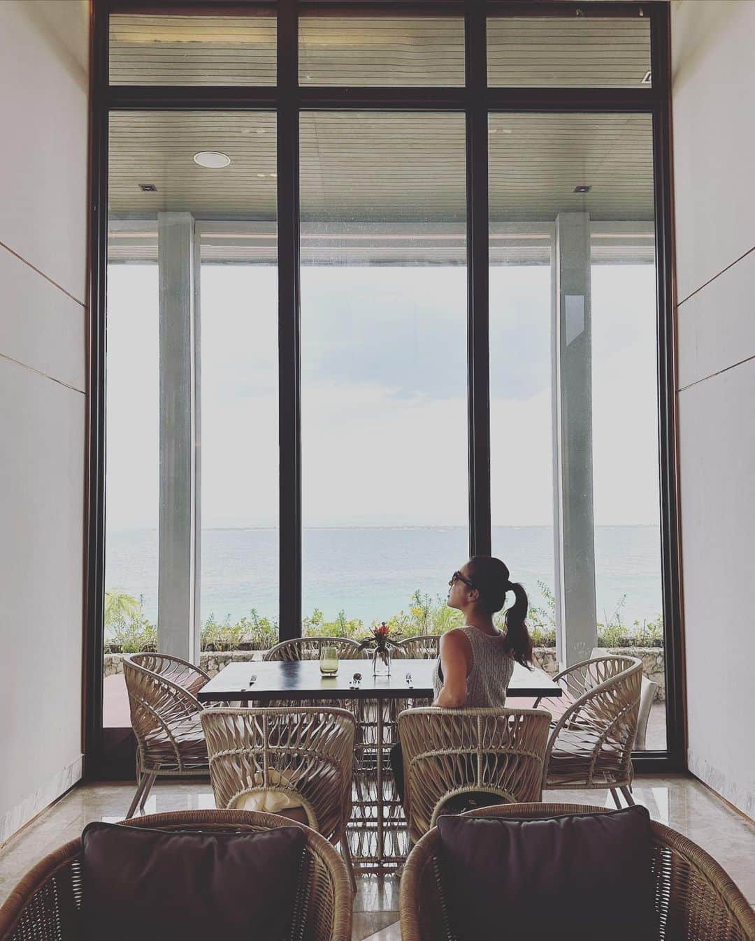 橋本真依さんのインスタグラム写真 - (橋本真依Instagram)「・ 🧏🏻🧏🏻🧏🏻🧏🏻🧏🏻 ⁡ まだまだフィリピン日記🇵🇭 セブ島編ですが 宿泊したシェラトンが良すぎて、、、🥹 ⁡ みんな話しかけてくれて楽しいし 朝ごはん食べたレストランも海に面してて ゆったりした時間を過ごせる🌺🤍 @sheratoncebumactan 📍5cien ⁡ そしてマスクのない生活、、、✨ 帰国してすぐくらいに日本も変わったけれど フィリピンじゃほぼしてなくって😷 そんな中で焼けちゃいけないし、、、と思い ファンデーション復活。 久しぶりのクッションファンデに緊張しちゃった😆薄手について透明感もアップ。 ⁡ @skim_beauty_official  @hani_korea.cosme ⁡ ⁡ ⁡ ⁡ #セブ島 #カワサン滝 #女子旅 #オスロブ #skim  #ルポクッションファンデーション  #skim肌 📍 https://skim.skimcosme.jp ⁡ ⁡ ⁡ ⁡」3月31日 10時03分 - hashimotomai430