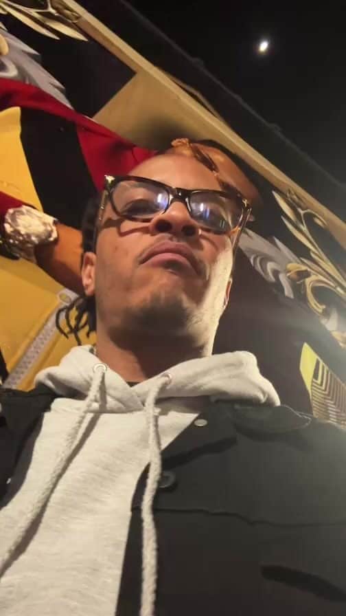 T.I.のインスタグラム：「YKWTFGO @trapcitycafe vibe emporium  open mic/karaoke night....perfect place for a player👑PULL🆙」