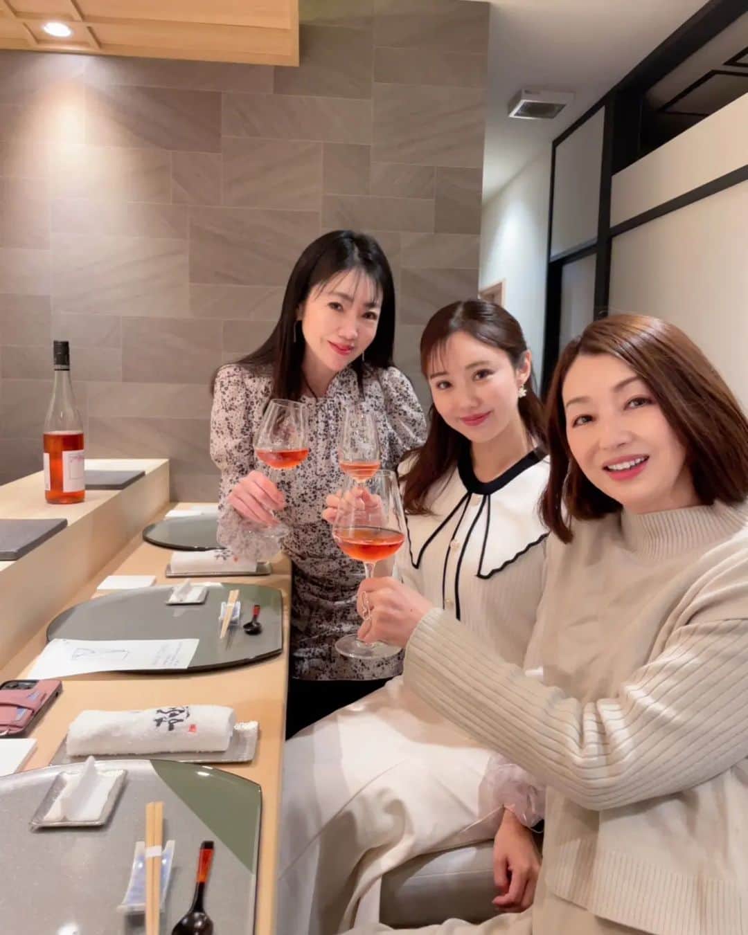 今堀恵理のインスタグラム：「心斎橋の『鮨 極』 私のリピート店  @sushi_kiwami   今回は久しぶりの3人で行きました？この3人集まるのは5年以上ぶり😆😆😆  やっぱ美味しい💓 極さんは一品も握りも美味しいよ 鮨コース 18000円 鮨会席コース 22000円 の2コースです  私のコーデはSHEIN DAZY   @sheinofficial @dazy_fashion 	豊かなスタイルのDAZYガールの3ルックスチャレンジ トレンチコート 11073232 ワンピース 12885069 6月末日まで使える割引クーポン有ります 【eri23】  #sushi #鮨極 #SHEINDAZY #DAZY #SHEINforAll #ootd」
