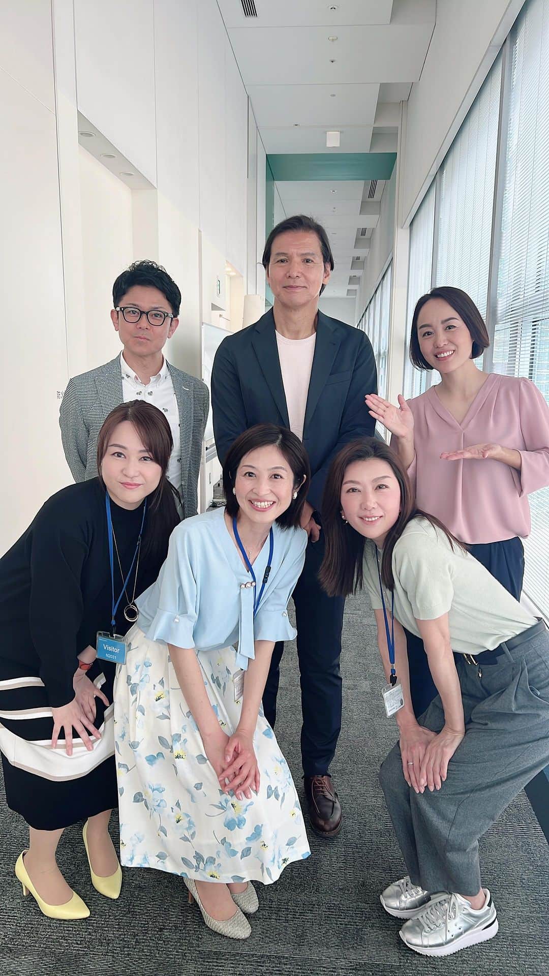 坂田陽子のインスタグラム：「17年前に初代リポーターとして関わらせて頂いた　#加藤浩次　さんがMCを務める 日本テレビ 朝の情報番組　#スッキリ　が本日の放送をもって終了しました。 ・ 昨日、 当時、其々日本中を取材で飛び回り大変な時期を支え合った笑 戦友の様な 今でも仲良しの美穂ちゃん、智ちゃんと 生放送中のスタジオにお邪魔してきました。 ・ 久々過ぎるスタジオは以前と同じ、笑いの中にも独特の緊張感で 当時、スタジオ出演の直前は 取材してきた内容を頭に叩き込んではいるものの、加藤さんやテリーさんからどんな質問が飛んでくるか分からず、ただただ緊張で喉カラッカラになってた場面が一気に蘇りました笑 ・ 当時のスタッフさんも数名いらしてご挨拶できたり、 17年間名物リポーターとして番組を支えたレジェンド！　 #阿部祐二リポーター　 #大竹真リポーター  とも再会❗️ （中山リポーターとはやっと、初めてお会い出来ました😊） 当時、事件，事故現場でのレポートも何も分からず飛び込んできた私に沢山のアドバイスを下さった先輩方。 阿部さんと言えば「取材力』 当時日本中を騒がせた大きな事件を担当されていた阿部さん。お休み中に大きな動きがあり、急遽阿部さんの代わりに私が現場取材に行く事に。。 連日の情報・報道番組の取材合戦も激化し 一つでも多くの情報やコメントを得ようと各テレビ局が躍起になるのと裏腹に、 事件により静かな生活が激変してしまった周辺の住民の方々は辟易とされていました。 そんな状況で新米の私がどうしたら良いんだろうと自信を失いかけていた時、 『阿部さんの代わりなら』『阿部さんの番組になら、、』と取材を引き受けて下さる方が居たんです！ 後に知った、『阿部ノート』の存在。 ここにはびっしりと阿部さんの言葉で取材した当時の内容、自分が感じた違和感や感覚、 取材相手の表情の変化まで事細かく記されていて、 阿部さんの『取材力は 『人間力』と『情報力』の上に成り立っているんだなと、改めて実感しました。 阿部さん、大竹さん。 本当にお疲れ様でした！ ・ そして、番組中は緊張で雑談もできなかった🤣加藤さんの楽屋へ初代リポーター３人でご挨拶。 遠い昔の事なのに私たちの事を覚えて下さっていて‼️それだけで嬉しかった笑！ 番組開始当初は誰もが手探りな状態で 冗談ぽく『本当。よく続いたよね〜。』 と仰ってましたが 一年。また一年と積み重ね 色んなプレッシャーと闘いながらスタッフさんと一緒に朝の情報番組の顔としてここまで番組を育て上げられたんだなとしみじみ。。 最後は楽屋前の廊下の狭いスペースでちっちゃく　#スッキリポーズ　🤣‼️ 『やっぱり。みんな歳とったよね』と笑いも🤣 ・ 改めて 17年も続いたクセ強め🤣な朝の情報番組に少しでも関わらせて頂いた事を幸せに思います。 ・ 番組制作・スタッフの皆さま、出演者さま、関係者さま。 17年間、本当にお疲れ様でした‼️ ・ #スッキリ #スッキリ最終会　#スッキリ初代リポーター #17年間お疲れ様でした」