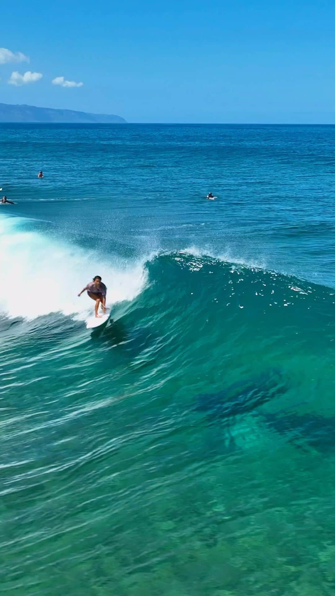 前田マヒナのインスタグラム：「Am I the only who still can’t figure out reels algorithm😂😂  Other than that getting the last bit of swell. Thank you @nick.oahu for the drone !  @rvca @rvcajapan @rvca_womens   #rvca #surf #surfergirl #surfing #bikini #bathingsuit #fyp #viral #instagramreels」