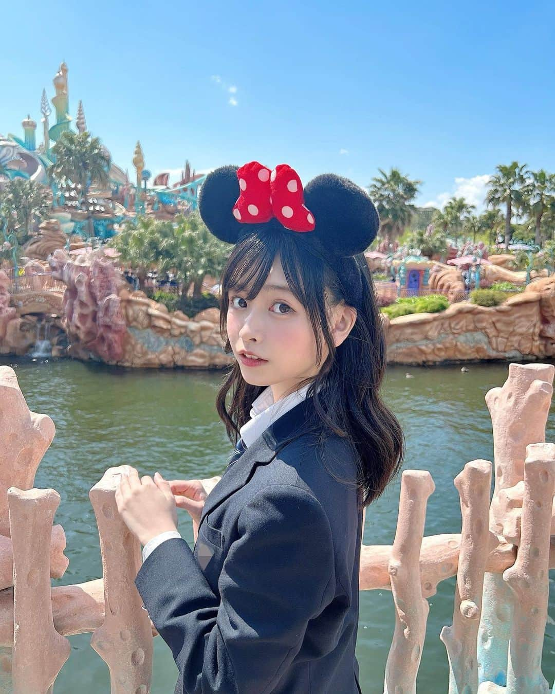 AIRIのインスタグラム：「Disney🐭🤍 . .  #PiXMiX #アイドル #偶像 #高校生 #jk #ljk #大学生 #大学生活 # #🌸 #日本 #japan #毎日楽しい #fun #ストレート #followme #ディズニー #ディズニーシー #disney #Disneysea #🐭 #制服ディズニー #制服」