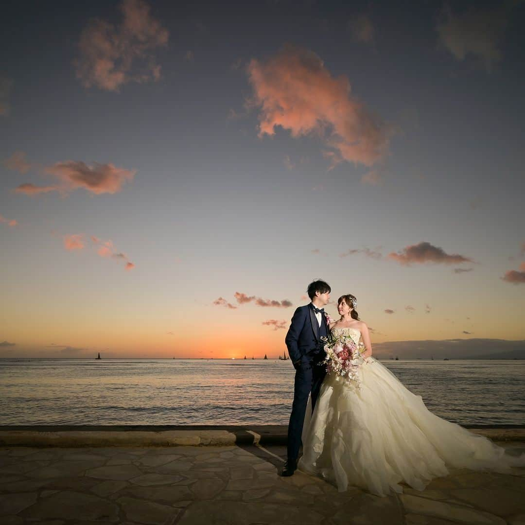 The Terrace By The Seaさんのインスタグラム写真 - (The Terrace By The SeaInstagram)「@the_terrace_by_the_sea Hawaii Wedding情報はこちら𓂃𓈒𓏸  ---------  ハワイの大自然を感じながら ロケーションフォト𖥧𖥣𖡡𖥧𖤣  悠々とそびえるダイヤモンドヘッドの姿を 間近に望むことができるカピオラニパーク✯𓈒𓏸  ----------  ハワイのザ・テラス バイ・ザ・シーにて 挙式を検討されていらっしゃる方におすすめ✯  《今だけ、来店当日のご成約で 挙式料 10万円OFF  にてご案内中！ 》  挙式に必要な基本挙式、ドレス＆タキシード、新婦様ヘアメイク、アルバムがセットになったお得プランと合わせて通常価格より最大20万円OFF𓍯  ザ・テラス バイ・ザ・シーでは、健康と安全を最優先に配慮し、安心してハワイでの時間を楽しんでいただいております𓆉  ----------  = produce = モチーフ @motif_resort   = photo = Jason @jasoncabbab  @betterhalf_hawaii   ----------   プロフィール欄のURLより、ウエディングの相談ご予約も可能です。  小さい疑問や質問にもお答えいたしますので、お気軽にお問い合わせくださいませ🌺  #テラスバイザシー #TheTerraceByTheSea #TAKAMIBRIDAL #タカミブライダル #MotifRESORT #テラス花嫁 #モチーフ花嫁 #リゾートウェディング #リゾート婚 #ハワイ挙式  #ウェディング小物 #ロケーションフォト #カピオラニパーク」3月31日 21時12分 - the_terrace_by_the_sea