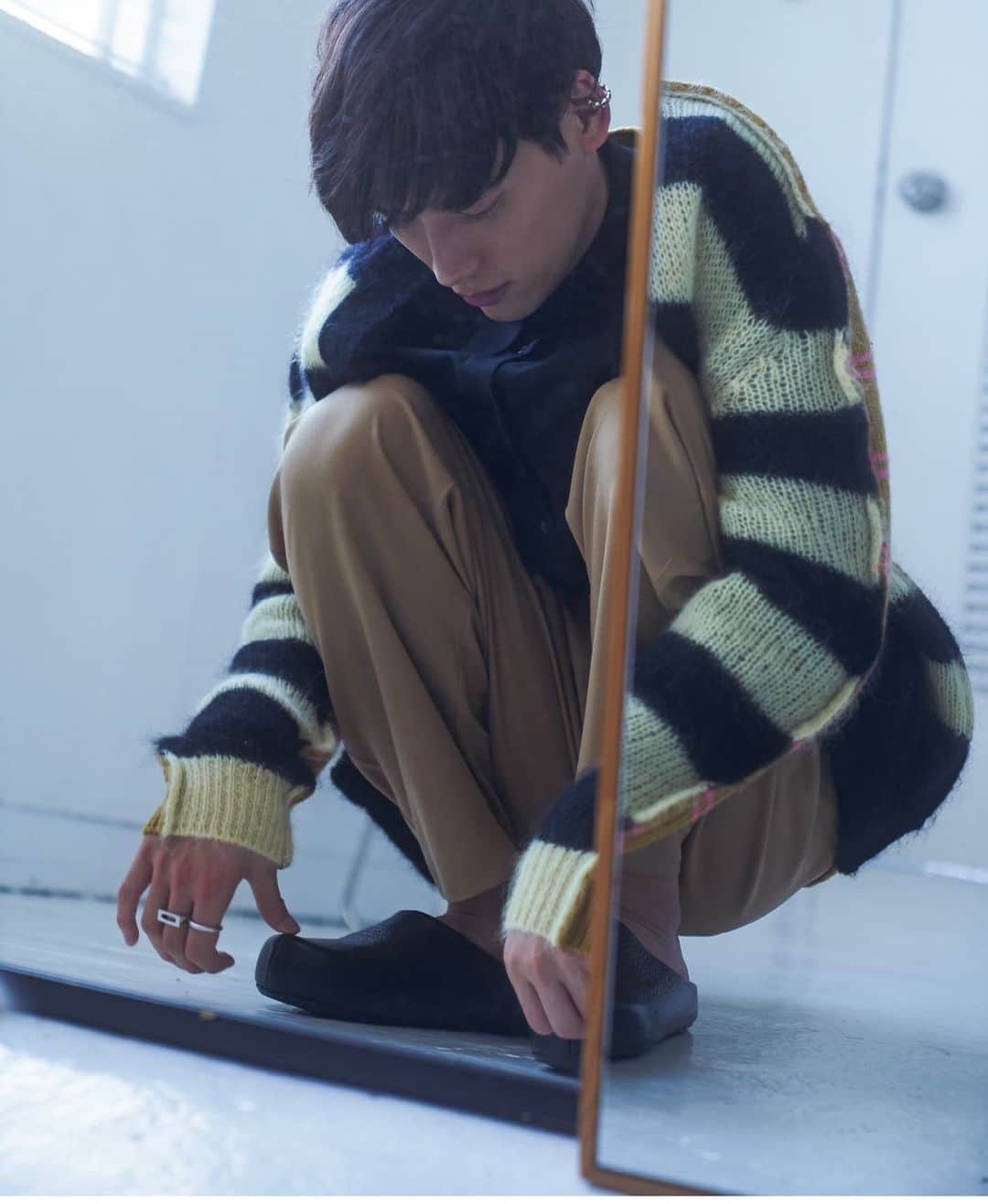 福士蒼汰のインスタグラム：「. 皆さんNYLON JAPAN  手に入れましたでしょうか？  お気に入りたくさんあって 選べないですよね  わたしは これ"も"お気に入りです！  アンニュイな雰囲気ながら イヤーカフでセクシーに  @nylonjapan」