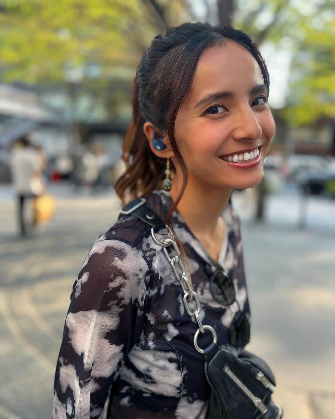 佐野千晃のインスタグラム：「イヤホン新しくなりました🎧💓  ワイヤレスが好きなんだけど耳が小さいのか？ちゃんと入らないものもあるんだけど、このbeatはしっくりハマる👂  カラーもピンクとイエローがあってカラフルで可愛いけど、今回はシックなネイビーにしてみた🤤  無くさないように、落とさないように、大事に使っていくぞー！！←  #natural #healthy #good #gilrs #gilr #cool #cute #ooted #selfie #self #face #スポーツ女子 #スポーツ #ハワイ #笑顔 #ひまわり#ビーツ #ネイビー  #ねいびーつ #てへ」