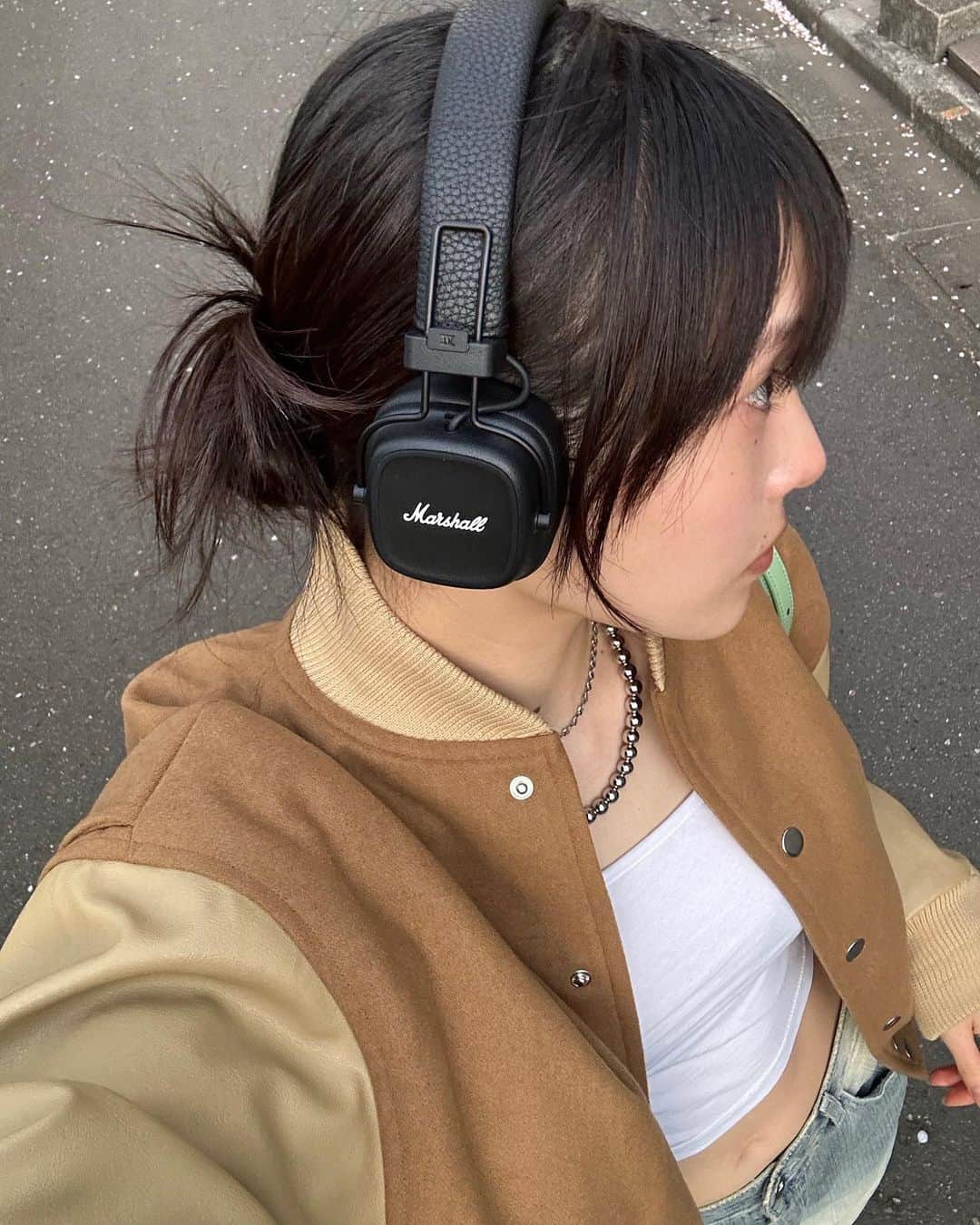 江崎ななほのインスタグラム：「🎧 @marshallheadphones  　 高音質なのはもちろん、一度充電すると3,４日もつのが嬉しい。コンパクトなデザインも好き🤍 　 #マーシャル #MarshallHeadphone #MARSHALL_HP #pr」
