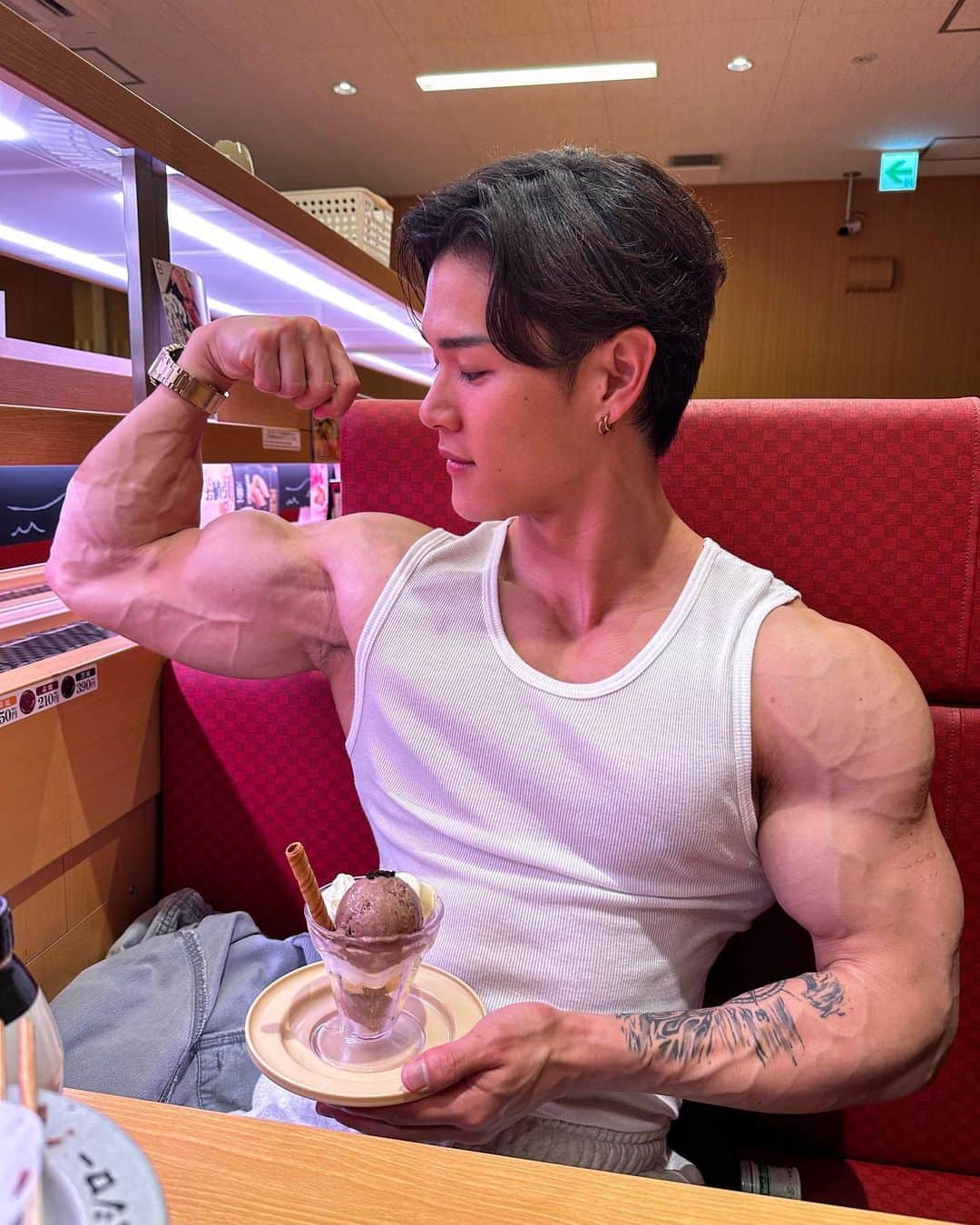 のインスタグラム：「・ Sushi Pump🍣🍣 沖縄の回転寿司に初めて来た日。 手に持ってるのはなぜかパフェ🫠 ・ ・ ・ ・ #bodybuilding #sushi #physique」