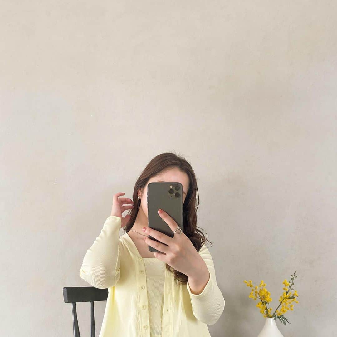 のインスタグラム：「👒  桜咲いてるけど寒い👶🏻🌸  #春コーデ #春服コーデ #春服コーディネート #春カラー #春夏コーデ #イエローコーデ #イエロー #シルバーアクセサリー #シルバーリング #ピンクネイル #セットアップ #セットアップコーデ #カーディガンコーデ #カーディガン #春夏 #春夏ネイル #コーディネート」