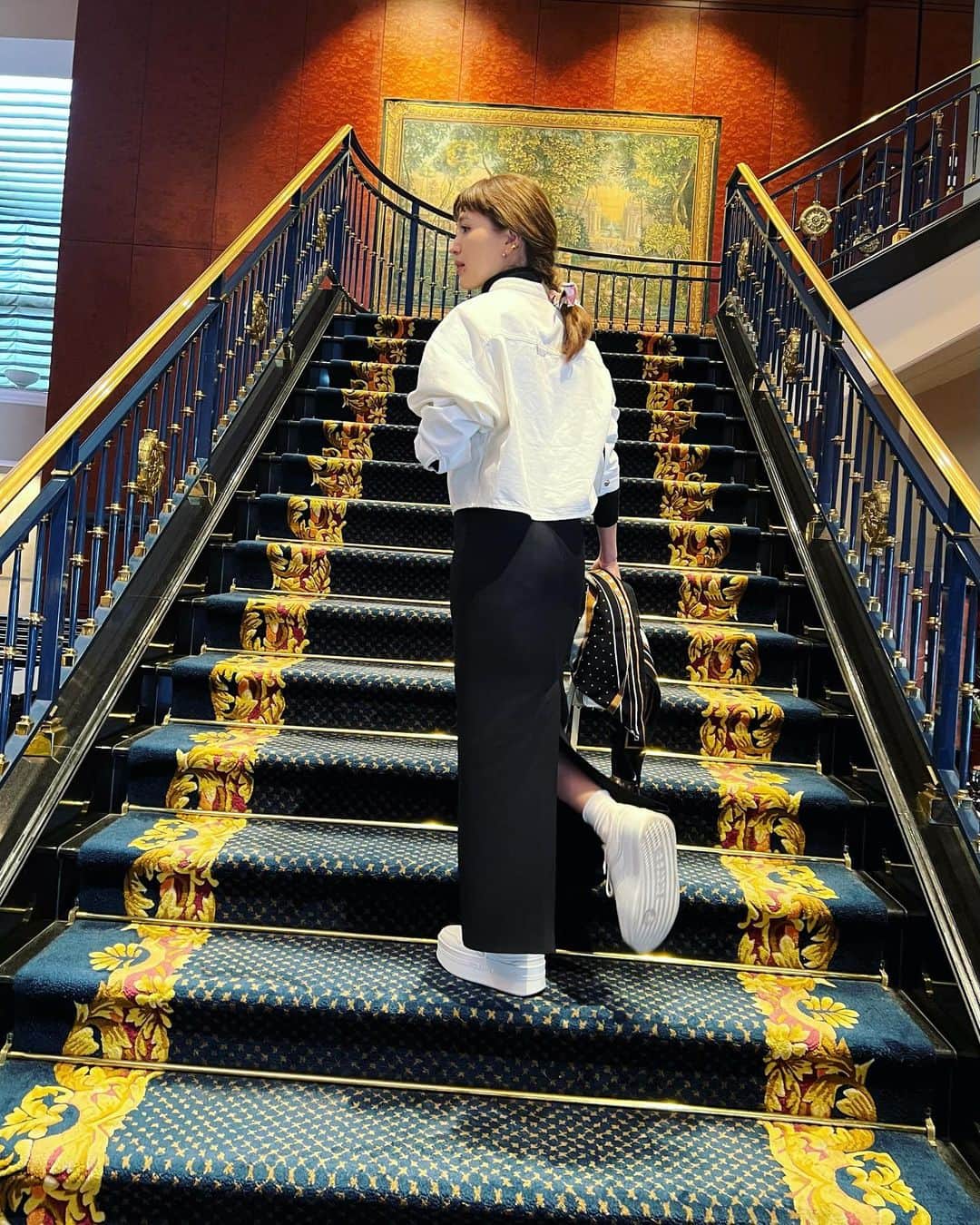 廣瀬規子のインスタグラム：「@celine の厚底スニーカーに 恋してる🙈🌸  こんなにスニーカーを履く日が来るだなんて、10年前までは考えられなかったなぁ😌」