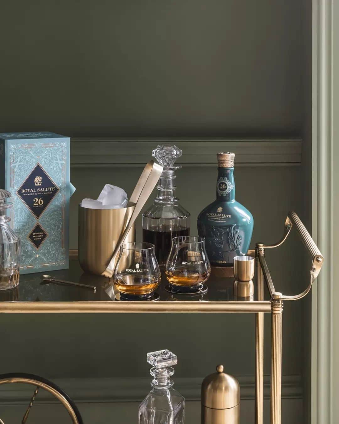 Royal Saluteのインスタグラム：「Serve with style, even from the comfort of home. Elevate the everyday with Royal Salute.」
