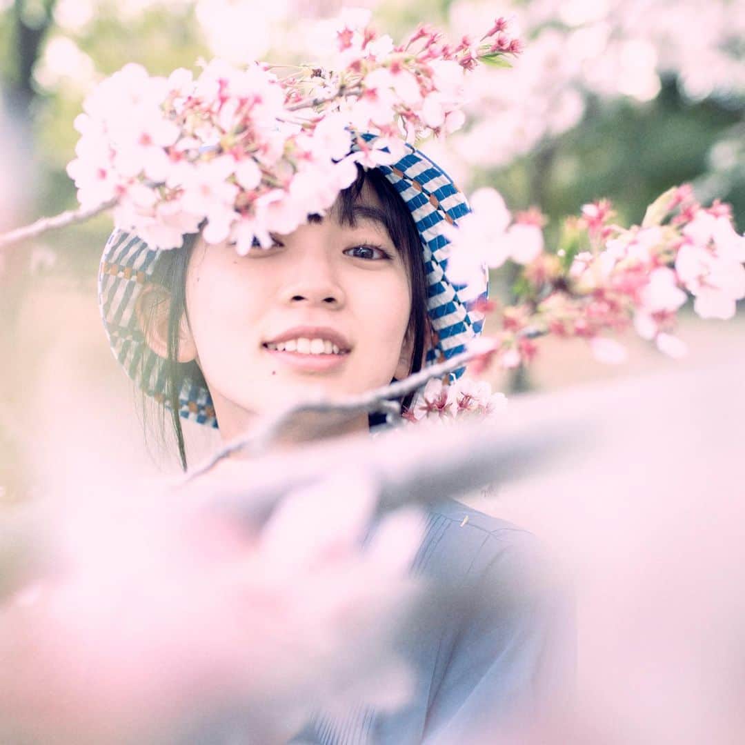 近藤華さんのインスタグラム写真 - (近藤華Instagram)「もう若干葉桜になってて衝撃 な近藤です。最近のお気に入りの帽子です #近藤華 #トップコート」3月31日 19時38分 - hanakondo_official