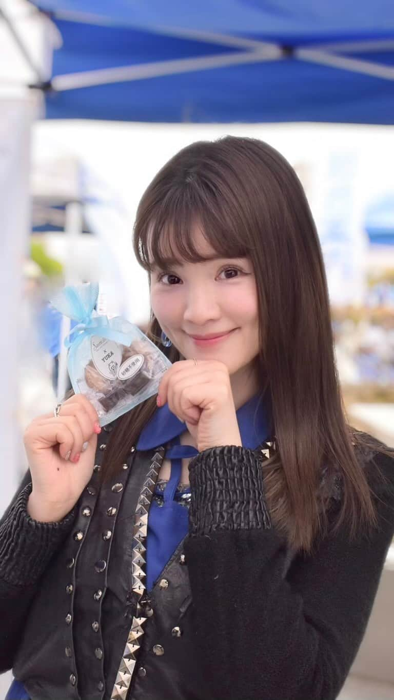 高田由香のインスタグラム：「新発売の高田グッズ 高田由香✖︎Sante.bon コラボスイーツがついにタカダストアでも 販売スタートになりました🧚🏻‍♀️  ストーリーからタカダストアに飛んでね✈️！✨ ⁡ 🍬砂糖不使用 🍭人工甘味料不使用 ⁡ ゼロGIの天然甘味料"羅漢果"を使っているから しっかり甘くて美味しいスイーツです😋✨ ⁡ 糖尿病、肌の老化、歯が黄色くなる、虫歯、うつ病の原因など様々な悪影響をおよぼす砂糖の摂取を少しでも減らしていきたいですね。 ⁡ 私がやっている、がん予防・早期発見の活動にも繋がると思い始めました。 ⁡ もちろん4/2のＬＩＶＥ会場でもGetできますよ〜🤗✨ ⁡ ⁡ 『Mana's recommend』 【日程】2023年4月2日(日) 【会場】イオン海老名野外ステージ   神奈川県海老名市中央２丁目４−１ 【出演】上野まな/高田由香/林ももこ/伊藤さくら 【高田由香ＬＩＶＥ出演時間】13:20頃〜13:50頃まで  ⁡ ⁡ ⁡ ⁡ ⁡ ⁡ ⁡ ⁡ ⁡ ⁡ #カカオバター #砂糖不使用 #有機食材 #人工甘味料不使用 #羅漢果スイーツ #ゼロGI #天然甘味料 #糖尿病予 #虫歯予防 #羅漢果糖#砂糖不使用スイーツ #砂糖不使用レシピ #砂糖不使用おやつ #砂糖不使用チョコレート #砂糖不使用 #人工甘味料不使用 #人工甘味料フリー #人工甘味料怖い #人工甘味料ゼロ #人工甘味料0 #羅漢果 #jpop好き #ＬＩＶＥ好き #live好きと繋がりたい #live大好き女子 #live好き集まれ #LIVE好きな方 #ライブ好きな人と繋がりたい #ライブ好きな人とつながりたい #live好きさんと繋がりたい」