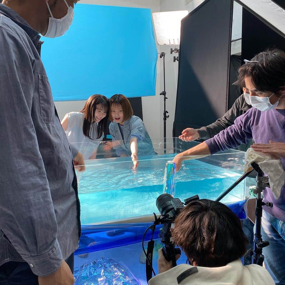 三原羽衣さんのインスタグラム写真 - (三原羽衣Instagram)「ういのあでAquallの広告をさせて頂きました！   WebCMは三原羽衣ver、加藤乃愛verがあるので是非両方見てください🫶🏻  東京/渋谷、大阪/道頓堀に屋外広告もあるので是非見つけてみてください🤍   ういのあで仕事したいねっていってたからめっちゃ嬉しかったしめっちゃ楽しかった〜！  Aquallはドラッグストアやバラエティーショップでゲットできるよ〜   是非チェックよろしくお願いします🙇🏼‍♀️ 見つけた報告も待ってます💡    #Aquall #アクオル #うるおい美溶水シャンプー」3月31日 19時39分 - ui.mihara_official