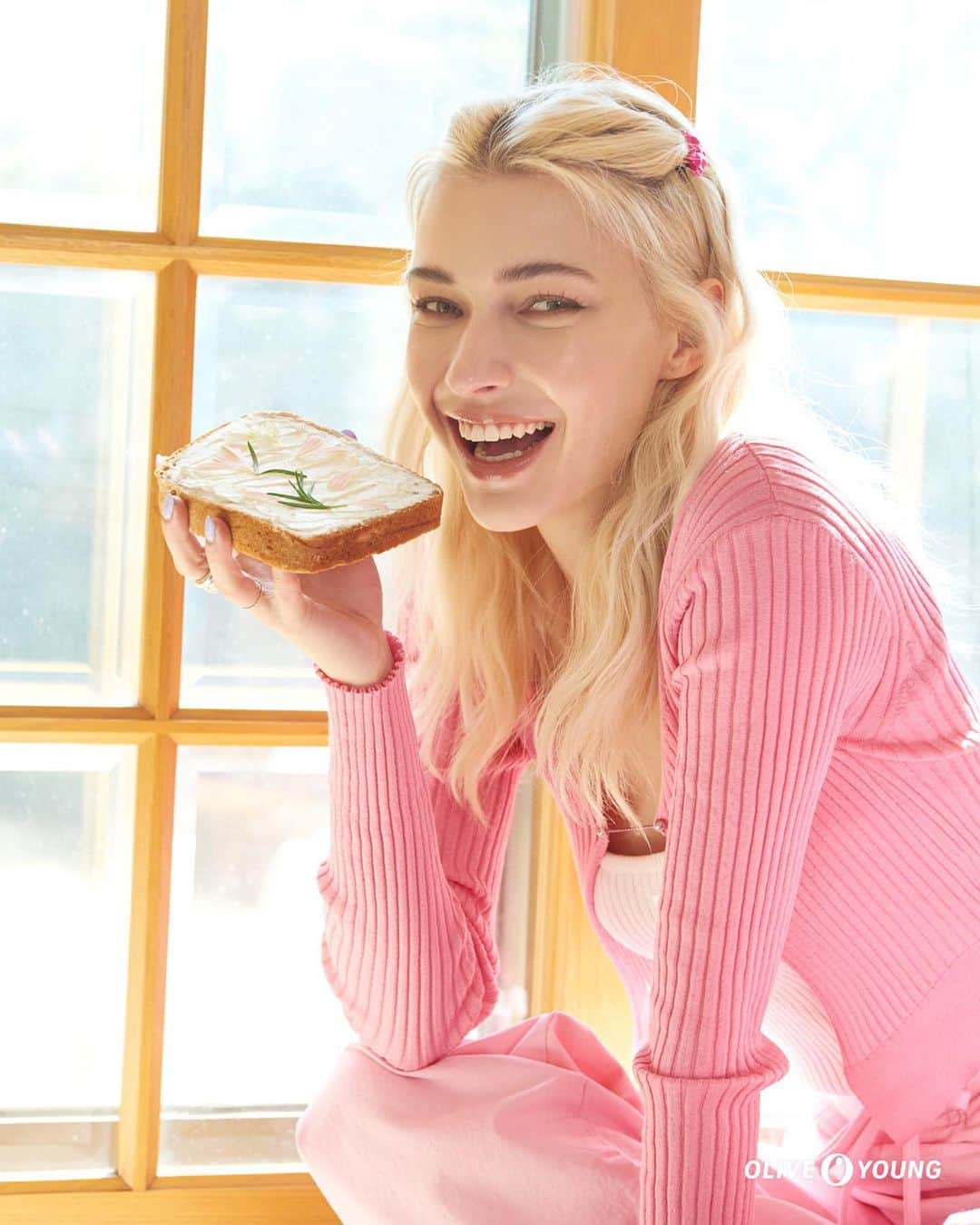 ステファニー・ミチョヴァさんのインスタグラム写真 - (ステファニー・ミチョヴァInstagram)「봄이 왔어용~ 🌸🌷 @oliveyoung_official Photoshoot ❤️🌺」3月31日 19時39分 - stefaniemichova