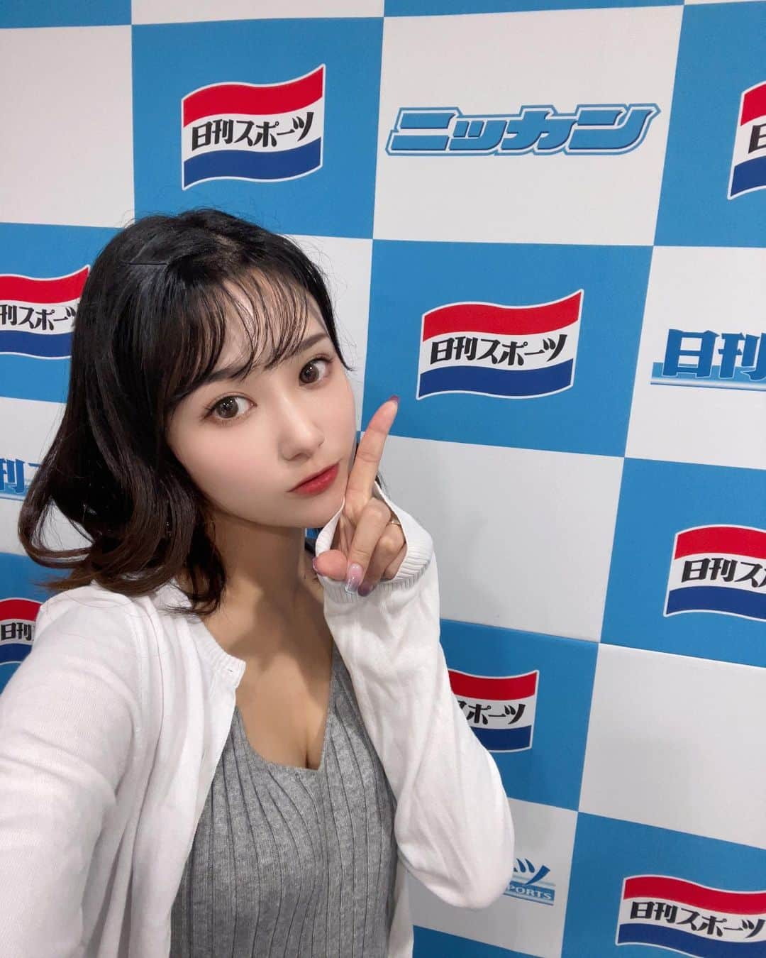 西原愛夏のインスタグラム：「今日は日刊スポーツさん本社にお邪魔しました🎀  明日の🚴‍♂️四日市競輪G3🚴‍♀️ 新聞記者の田中さんと一緒に予想させて頂きました✨  日刊スポーツ競輪部さん(@nikkan_keirin )のTwitterで、 後半7Rから12Rまでの予想動画がアップされます🎶  お楽しみにっ^ ̳ට ̫ ට ̳^✩.*˚」