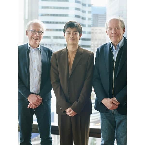 井之脇海さんのインスタグラム写真 - (井之脇海Instagram)「なんと！僕の大好きな ベルギーの名匠、ジャン=ピエール＆リュック・ダルデンヌ監督と @ellejapan さんで対談させていただきました！！  最新作、映画「トリとロキタ」について、たくさんお話をうかがうことができ、とても幸せな時間でした。 (嬉しすぎて、手が震えてました。笑)  撮影の進め方や、役者に求めるもの、いい俳優とは、、、 など、様々なお話ができました。  ぜひ読んでください！  また、今後、「井之脇海のCINEMA GREET」というタイトルの不定期連載として、 様々な映画人と対談して行く予定です。🎬  どんな出会いがあるのか、今からとてもワクワクしています。  お楽しみ😌  #ダルデンヌ兄弟 監督 #トリとロキタ #ellejapan  #井之脇海CINEMAGREET」3月31日 19時42分 - kai_inowaki