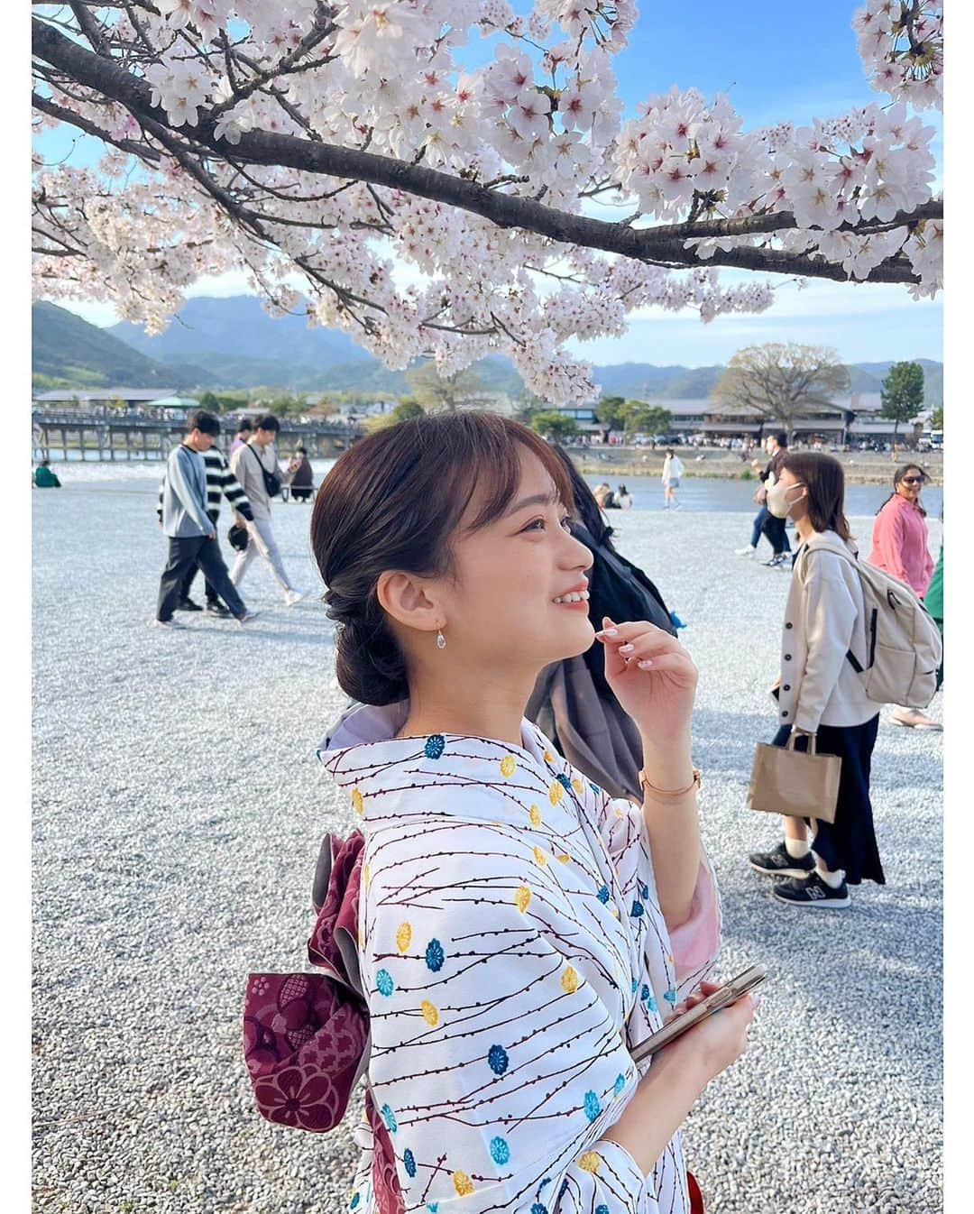 森下花音さんのインスタグラム写真 - (森下花音Instagram)「・ 京都嵐山にも行きました👘  ちょうど桜が満開で、本当に素敵な空間だった、、🌸  気になっていた湯葉チーズも食べられて、可愛い着物も着られて、幸せな時間を過ごしました🤍  さて、明日から4月ですね！！🌸 新生活は慣れないことも多いですが、無理はしすぎず楽しみながら頑張りたいと思います✊  #京都観光#嵐山食べ歩き#嵐山グルメ#京都グルメ#着物#桜#竹林の小径#渡月橋#旅行#カメラ#photography#instagood」3月31日 19時44分 - non_flower_528