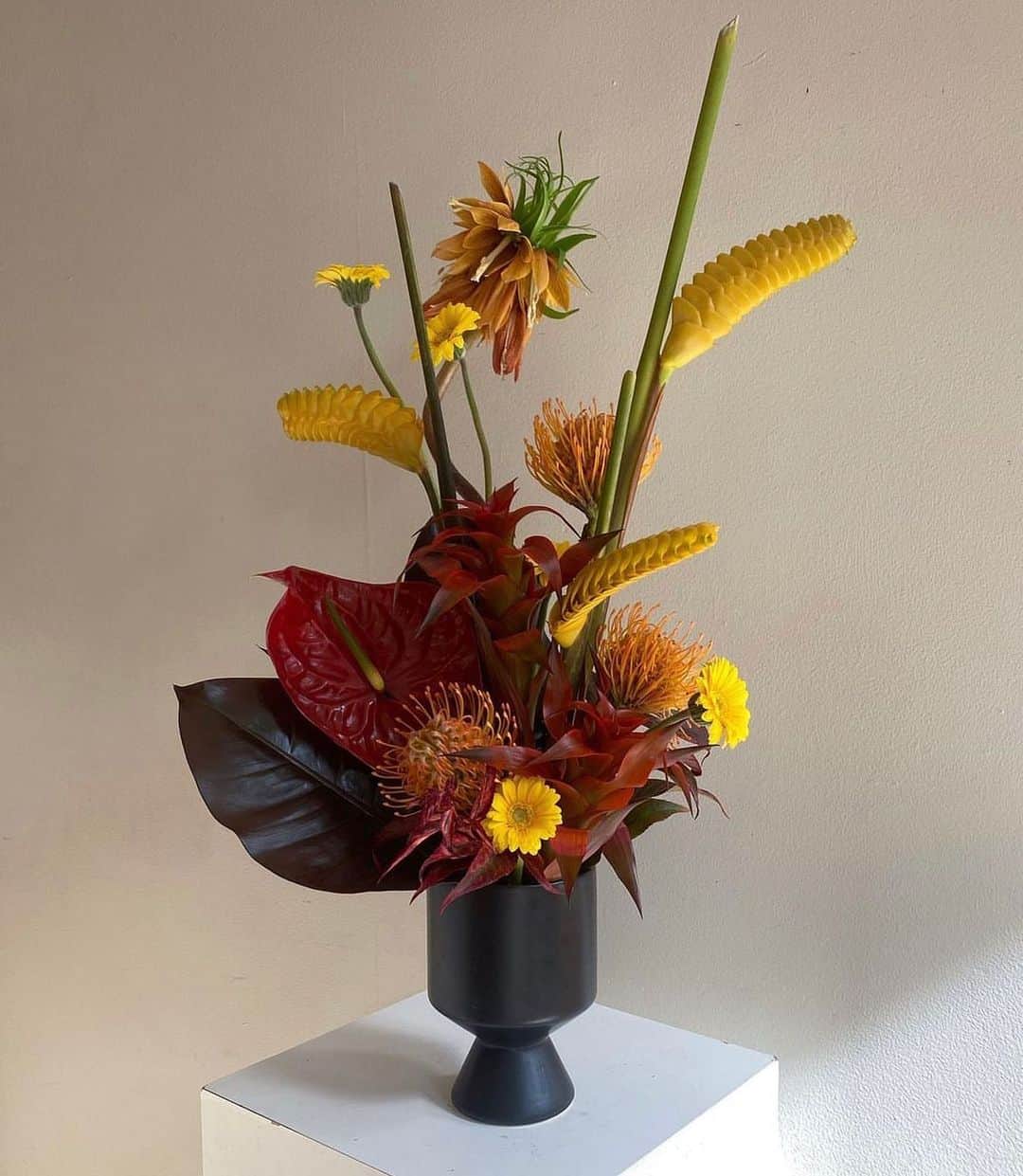 メリメロのインスタグラム：「Tropical flowers are what we are dreaming of today 🍍🌸」