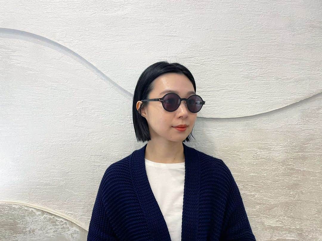 MYKITA SHOP TOKYOさんのインスタグラム写真 - (MYKITA SHOP TOKYOInstagram)「【No.1 SUN “NESTOR”】  いつもご覧いただきありがとうございます。 本日は前回の投稿でご紹介致しました”NESTOR Black"着用バージョンです。  ボリューム感のあるモデルに見えますが、サイドから見た際のシートメタルならではの薄さが際立ち、スマートに掛けられる一本です。  レンズは、MYKITA オリジナルの"Polarized Pro"という偏光レンズを使用しており、日差しの強い屋外や運転の際に非常に活躍します。  No.1 SUN "NESTOR"  Thank you for your continued interest in our products. Today, we show you the version wearing "NESTOR Black" that we introduced in our previous post.  Although it looks like a voluminous model, the thinness of the sheet metal stands out when viewed from the side, making it a smart pair to wear.  The lenses are MYKITA's original "Polarized Pro" polarized lenses, which are very useful when driving or outdoors under strong sunlight.  #mykita  #mykitasunglasses  #eyewear  #eyewearfashion  #sunglasses  #マイキータ #サングラス」3月31日 19時46分 - mykitashopsjapan