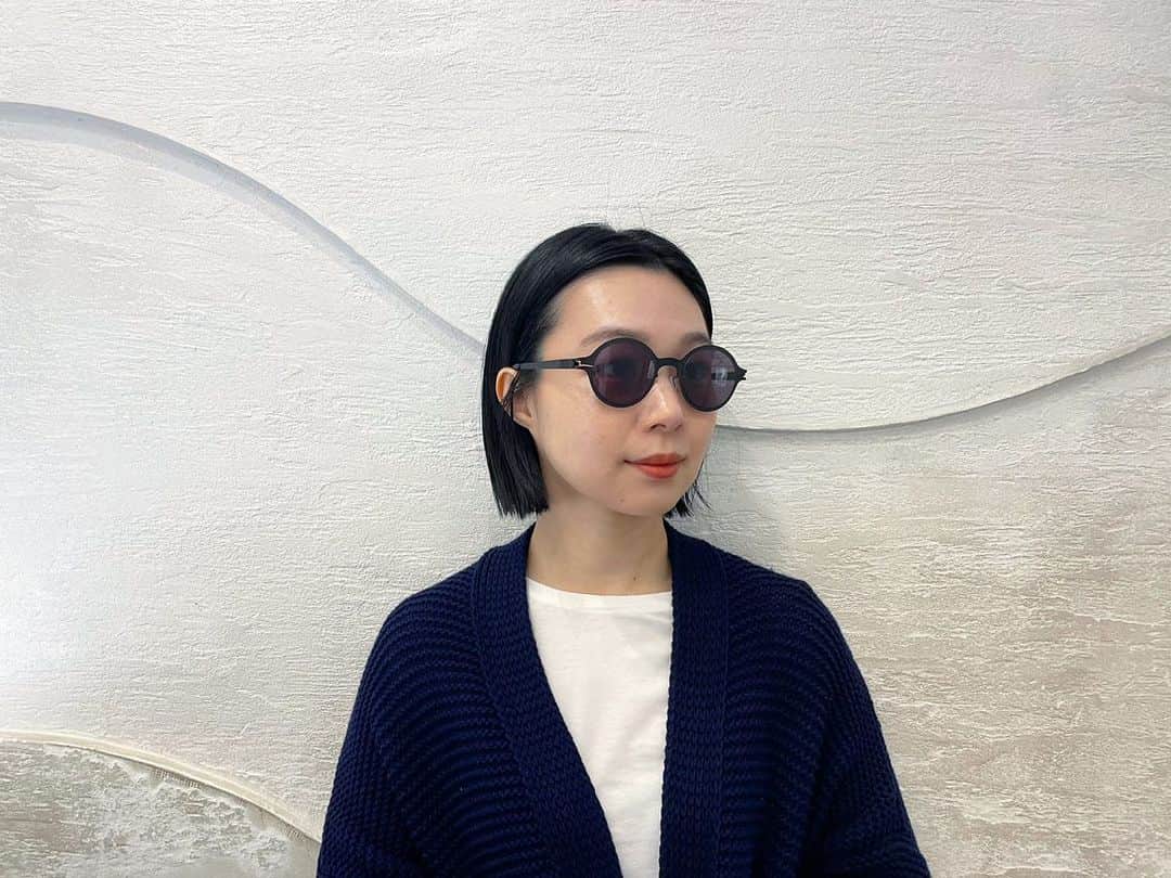 のインスタグラム：「【No.1 SUN “NESTOR”】  いつもご覧いただきありがとうございます。 本日は前回の投稿でご紹介致しました”NESTOR Black"着用バージョンです。  ボリューム感のあるモデルに見えますが、サイドから見た際のシートメタルならではの薄さが際立ち、スマートに掛けられる一本です。  レンズは、MYKITA オリジナルの"Polarized Pro"という偏光レンズを使用しており、日差しの強い屋外や運転の際に非常に活躍します。  No.1 SUN "NESTOR"  Thank you for your continued interest in our products. Today, we show you the version wearing "NESTOR Black" that we introduced in our previous post.  Although it looks like a voluminous model, the thinness of the sheet metal stands out when viewed from the side, making it a smart pair to wear.  The lenses are MYKITA's original "Polarized Pro" polarized lenses, which are very useful when driving or outdoors under strong sunlight.  #mykita  #mykitasunglasses  #eyewear  #eyewearfashion  #sunglasses  #マイキータ #サングラス」