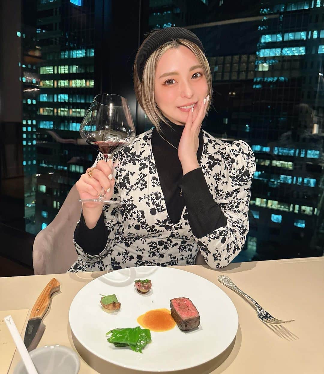 Hitomiのインスタグラム：「❤︎  🍴@nine_by_lacime   この間たまには、、🍷と女子だけで おしゃれなご飯屋さん行ってきちゃった🫣💕  こだわりの食材の料理は本当にどれも美味しかった🤍 お店の雰囲気も落ち着いていて心地よい☺️ すごくおしゃれなの🌃✨✨  こういうおしゃれなご飯屋さん行くと 特別な気持ちになってやっぱりテンション 上がるよね〜🥺🌸しあわせ、、  デザートの種類もたくさんあって 気分の上がる日にしたい女子会にも デートにもおすすめです❤️  この上の階にはもう少しカジュアルなご飯屋さんがあって 外で飲めたりしちゃうから今の時期いいかも〜🌿 今度はそこ行きたいな🥰  #ninebylacime #ディナー　#女子会dinner #夜ご飯　#dinner #女子会　#東京グルメ #大手町　#フレンチ　#レストラン　#美味しいご飯」