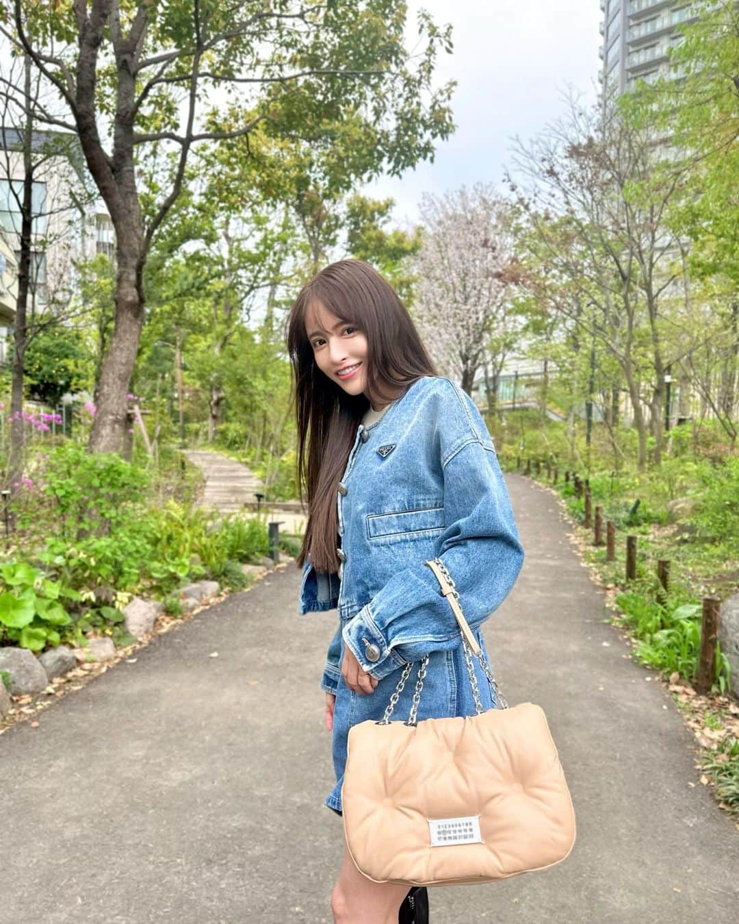 ririのインスタグラム：「春コーデ🌸☺️🌸  @prada 🔖 #デニムコーデ ✌︎('ω'✌︎ )♥️  ランチ最高に楽しかった😂 また写真載せます🤳✨  #love #happy #prada」