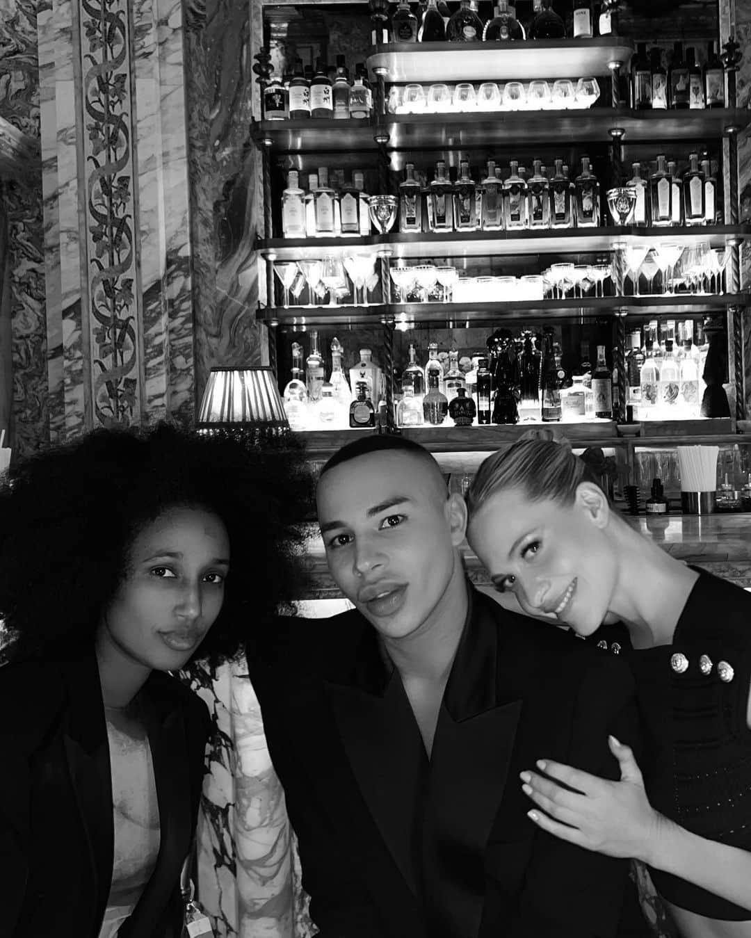 ポピー・デルヴィーニュさんのインスタグラム写真 - (ポピー・デルヴィーニュInstagram)「When @olivier_rousteing comes to London, we playyy… 🖤 @balmain p.s. thank you for such a beautiful evening.  p.p.s. please don’t expect this white coat back ~ she grew legs in the middle of the night & ran away… 😚 #BalmainArmy #Ad」3月31日 19時49分 - poppydelevingne