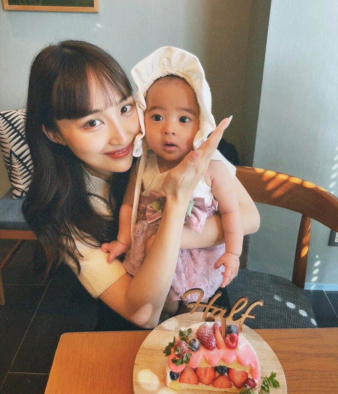 神田咲凛さんのインスタグラム写真 - (神田咲凛Instagram)「娘氏、今日で６ヶ月になりました👶🏻  あっという間なような、長なったような 不思議な感覚で迎えたハーフバースデー🎂  これからも一緒にいろいろなところに行って、 たくさんの人と触れ合って、たくさんの刺激を受けて、 みんなで毎日ハッピーに過ごしていけますように🌈🕊❤️  大好きすぎて食べちゃいたいよ🫶  いつも温かく見守ってくださる フォロワーの皆さまも本当にありがとうございます😭🤍 ..  .  . . . . . . . . .  . . #ハーフバースデー#ハーフバースデーフォト #6ヶ月ベビー #6ヶ月 #生後6ヶ月 #halfbirthday #babybirthdayparty ##赤ちゃんのいる生活 #赤ちゃんのいる暮らし #赤ちゃんとお出かけ#赤ちゃんコーデ #新米ママ #新ママさんと繋がりたい #新米ママと繋がりたい #ワンオペ育児 #赤ちゃんドレス#令和4年ベビー」3月31日 19時51分 - t12345vxq