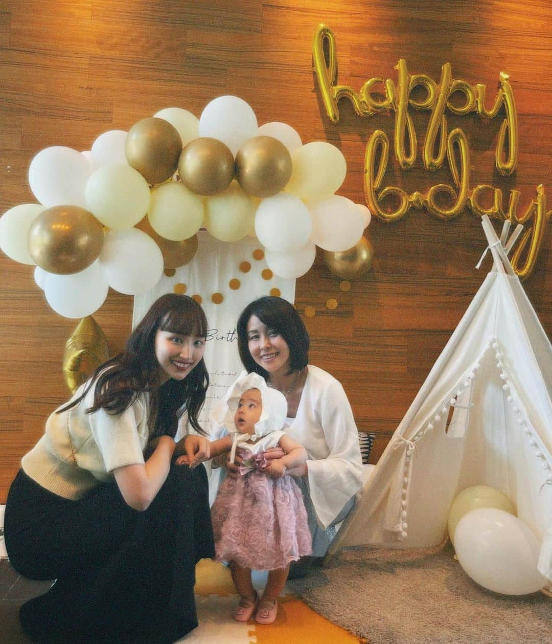 神田咲凛さんのインスタグラム写真 - (神田咲凛Instagram)「娘氏、今日で６ヶ月になりました👶🏻  あっという間なような、長なったような 不思議な感覚で迎えたハーフバースデー🎂  これからも一緒にいろいろなところに行って、 たくさんの人と触れ合って、たくさんの刺激を受けて、 みんなで毎日ハッピーに過ごしていけますように🌈🕊❤️  大好きすぎて食べちゃいたいよ🫶  いつも温かく見守ってくださる フォロワーの皆さまも本当にありがとうございます😭🤍 ..  .  . . . . . . . . .  . . #ハーフバースデー#ハーフバースデーフォト #6ヶ月ベビー #6ヶ月 #生後6ヶ月 #halfbirthday #babybirthdayparty ##赤ちゃんのいる生活 #赤ちゃんのいる暮らし #赤ちゃんとお出かけ#赤ちゃんコーデ #新米ママ #新ママさんと繋がりたい #新米ママと繋がりたい #ワンオペ育児 #赤ちゃんドレス#令和4年ベビー」3月31日 19時51分 - t12345vxq