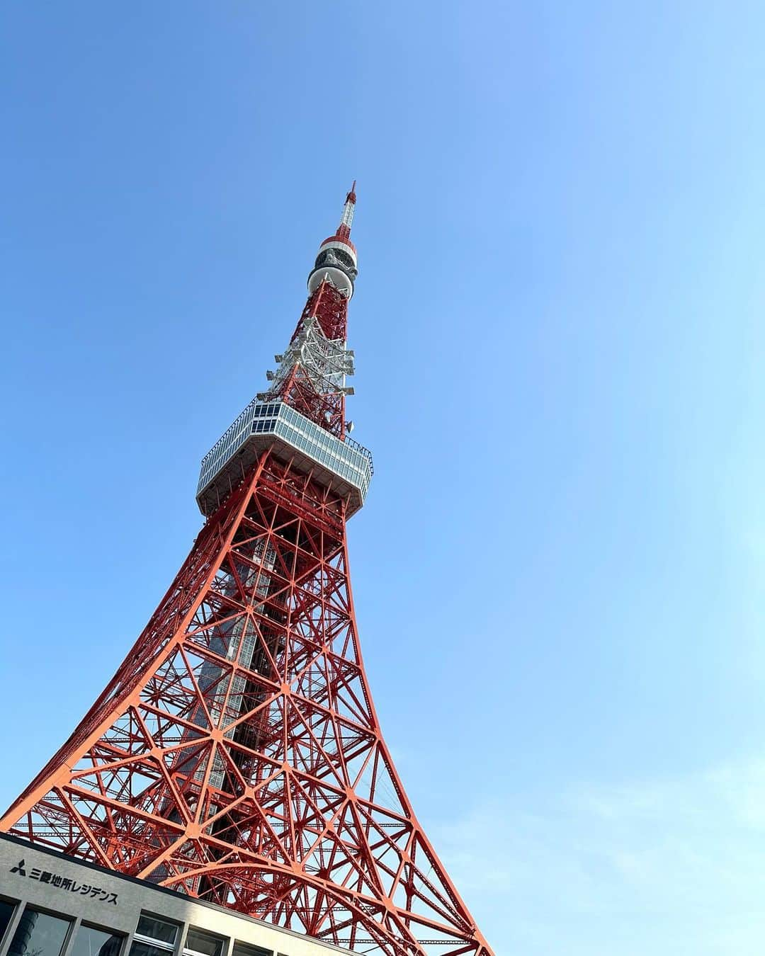 リナさんのインスタグラム写真 - (リナInstagram)「🗼🚲⛑  みんな知ってる！？ 令和５年４月１日から施行される改正道路交通法により、 全ての自転車利用者について 乗車用ヘルメットの着用が努力義務となるの👆  我が家の三兄妹も春休みを利用して 自転車の正しい乗り方やルール そして 乗車用ヘルメットを購入したよ👧👦  今回、 自転車保険のサービスを持つ au損保が実施する”自転車ヘルメット着用についての 促進シンポジウム supported by au損保”に 参加してきたので、シェアするね💡  年々自転車による事故が増えていると言う話を聞いて、 我が家では春休み前に家族で自転車の乗り方や ルールについて話し合いをしたところなの！  乗車用ヘルメット購入後、 家族で近くの公園やスーパーまでサイクリングに 行ったんだけど、 スーパーなどで自転車から離れる際、 ヘルメットを店内に持っていくべきか、 自転車カゴに入れておくべきか、とっても悩んだの！  乗車用ヘルメットの努力義務が施行した後、 このようなお悩みが出てくるんじゃないかなぁって思ってる😧 盗難防止用のヘルメットなどが普及したら、 より乗車用ヘルメットが身近になるんじゃないかな♪  私が住んでいる地区では、 小学生にヘルメット購入のための補助金が出るの！ 多くの地区で、このような補助金制度が導入されると、 乗車用ヘルメットの購入に対するハードルが下がるかもしれないよね！  また、 自転車走行のバーチャル体験ができたり、 自転車ルールをクイズ形式で出題し評価してくれる 東京都自転車安全学習アプリ（輪トレ）があるんだって！ 子どもと一緒にこのアプリで輪トレしたいなぁ🚲  子を持つママやパパだけでなく、 自転車に乗るすべての方に 大切な命を守るための乗車用ヘルメット着用が 広く知れ渡るといいなぁ✨ ...................................................... #au損保 #自転車 #ヘルメット#pr #乗車用ヘルメット #自転車マナー #小学生ママ #ママのお悩み #自転車通学」3月31日 19時52分 - 1010koki0218