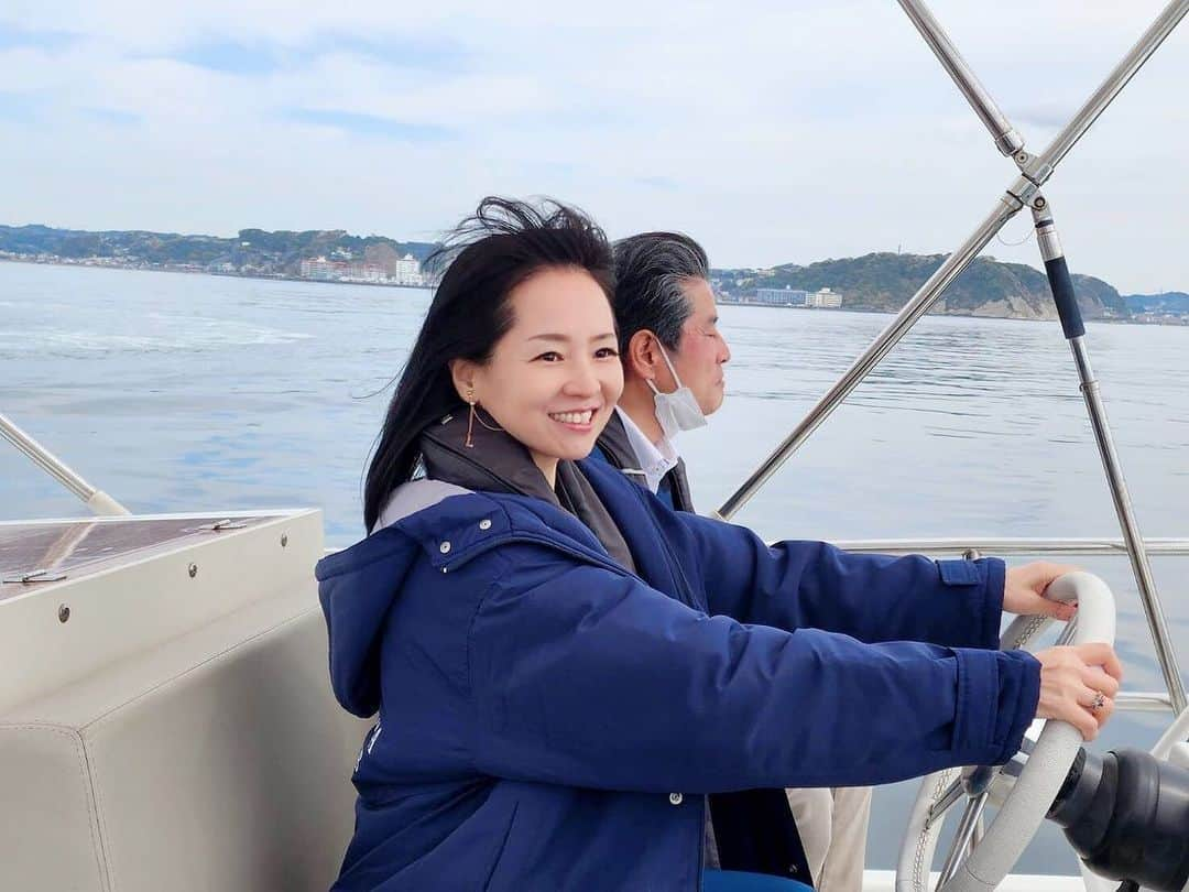 近藤淳子のインスタグラム：「逗子マリーナを出港し 海上から森戸神社参拝⛩ さらに江ノ島まで約1時間のクルージングへ。  空も海も、ただただ大きい… ぽっかり浮かんでいる海鵜、学生たちのヨットトレーニング、のどかなSAP風景も。  幻想的なモヤのかかった沖合には、運良く雪化粧の富士山がお目見え。  鎌倉の地形を俯瞰で眺めて、歴史に想いを馳せてもみました。  なんと…、葉山の名所、赤い鳥居を目指して、運転席で少し操縦させていただいたのです。恐々ではありましたが、経験したことのない開放感と緊張感と責任感でした！  クルージングの際、蛸壺の仕掛けは避けないと、船のスクリューに巻き込まれてしまうので要注意だそう。  ご縁いただきました方々、このうえない貴重な経験をありがとうございました✨  #クルージング  #相模湾  #森戸神社 #江ノ島  #逗子マリーナ #おでこ全開」