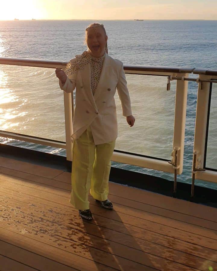 マデリン・スチュアートのインスタグラム：「Cruising the high seas in style.  @boss @celebritycruises #livingthedream #inclusion #diversity #downsyndrome #asd」