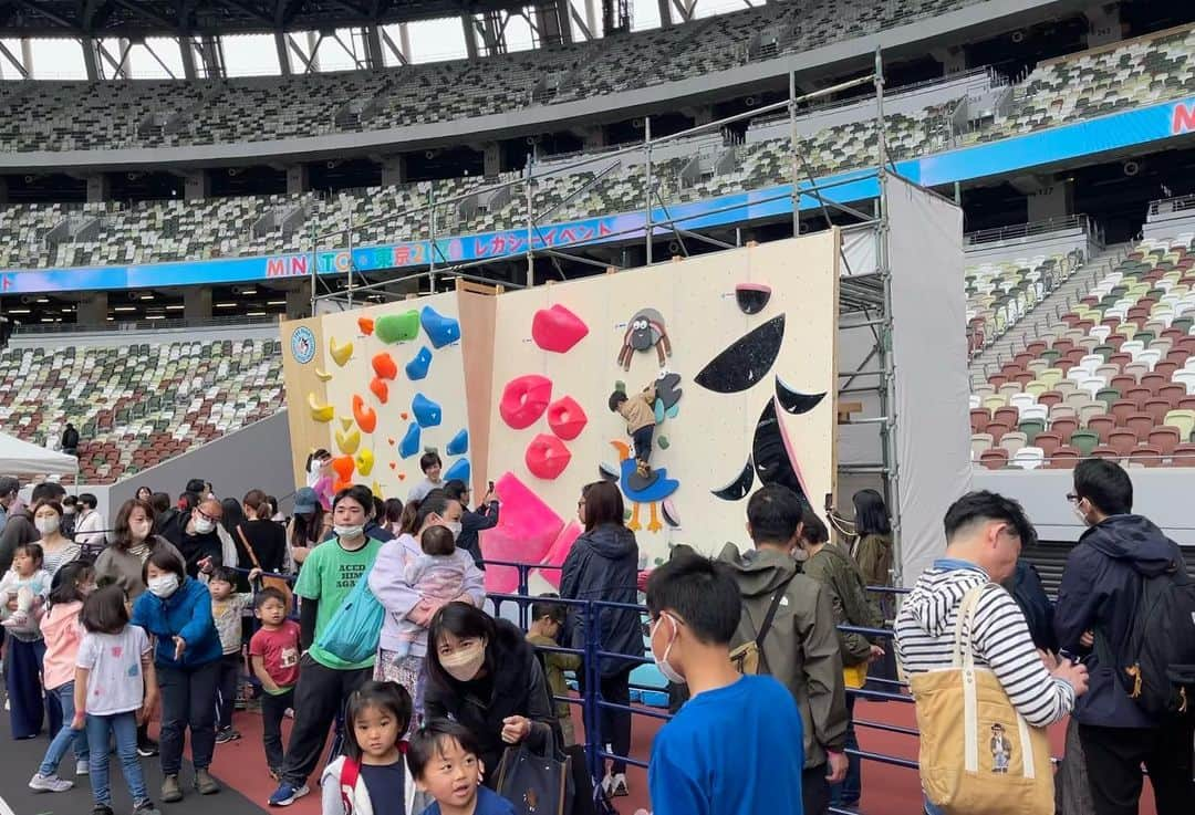 野口啓代さんのインスタグラム写真 - (野口啓代Instagram)「3月21日春分の日🌸に国立競技場で行われたMINATO×東京2020レガシーイベントにゲスト出演させて頂きました😊🫶🏻  トークショーでは、陸上の山縣亮太選手・レスリングの濱口京子さん・スイミングの伊藤英恵さんMCのもと、とっても楽しくお話させて貰いました🎤😂  ボルダー教室でも沢山の子供達に体験頂き大盛況でした🧗‍♀️✨ボルダー体験会では @keita_watabe @yutaima0920__v16 が講師も務めてくれました、ありがとう🙏🏻  ご参加ありがとうございました🍡  #港区 #東京2020 #レガシーイベント #国立競技場」3月31日 19時55分 - noguchi_akiyo