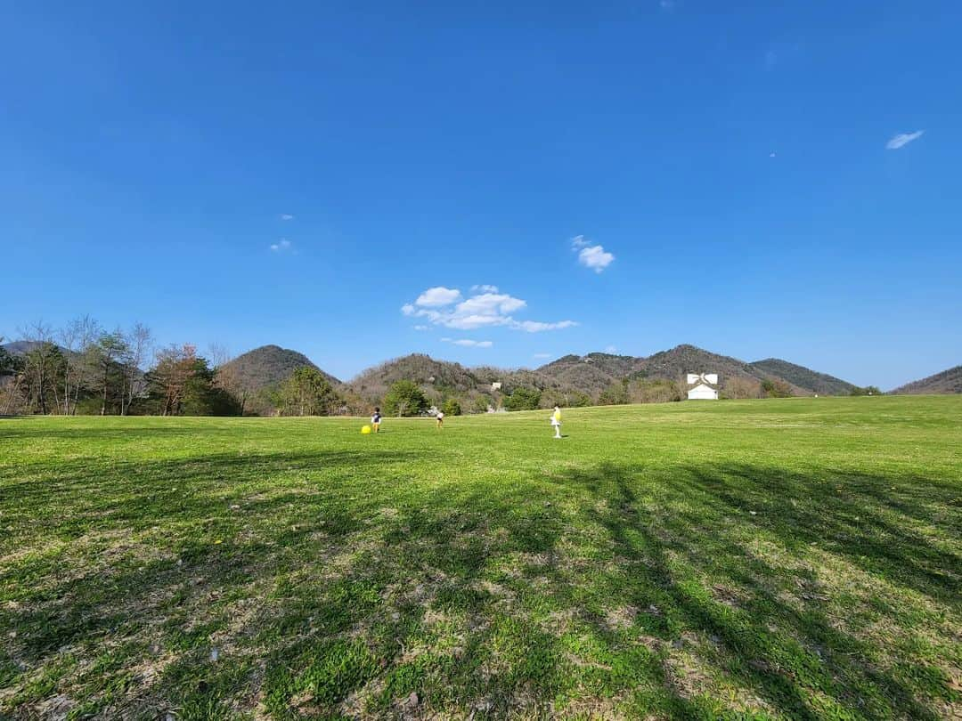 妃咲せあらのインスタグラム：「広すぎる公園、何処にいるん？ってゆーくらい小さくなって走り去ってゆく三人😂 春休み毎日あらゆる公園に５時間程滞在💨 #双子と姉  #有馬富士公園」