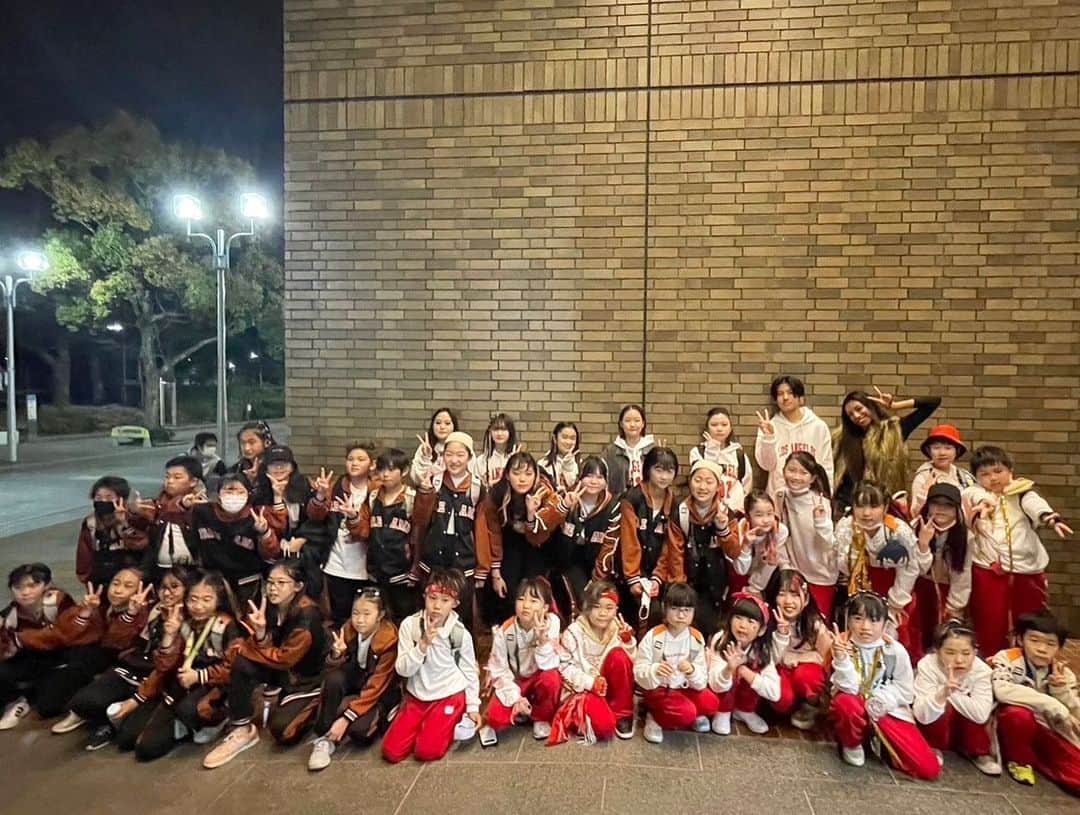 鈴木リサのインスタグラム：「. TIPNESS3月の発表会　#1  9number無事終わりました😭❤️ 国領と鶴見のだーいすき生徒の集合写真✌️ ステージではもちろんだけど 楽屋の姿が可愛くて可愛いくて 10枚ぢゃ納まらないw  みんな練習もたくさんして、 構成も色々覚えてよく頑張りました👏✨」
