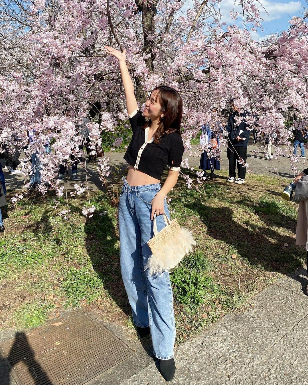 藤森マリナさんのインスタグラム写真 - (藤森マリナInstagram)「大阪城でお花見コーデ🌸🍡✨ 📍Osaka castle park. * tops→ @bubblefashion_official  こういうの着ると 一気に春らしくなるよね💗 デニムと合わせるとなお春感！ bag→ @sahabyelliee  春コーデをさらに可愛くしてくれる🪶 * * そろそろお腹がチラ見えしたり からだのラインが見えるお洋服の季節🌸🫧 みんなぷにってない？ (私はぷにってます) 月一エステに通うだけで ほんっっとに違うから 是非ともおすすめしたい🔥 → @nanioafu_beautysalon  月一自分の真のからだと向き合って 脂肪つぶしてくびれ・美脚作りしよう！ * * あ、ちなみに 前回顔にやってよかった 日本ではまだ全然見かけない 海外セレブに人気が出ている #hydrojellymask  ナニオアフがいち早く取り入れてて なんとハイジニーナの黒ずみにも効果的らしく 私はお恥ずかしいながらに 色素沈着が気になるので 痩身あててるあいだに ハイジニーナパックもしてもらいました🌸💗 とにかくめちゃめちゃおすすめ！ * * * #まりなはんコーデ#プチプラコーデ#春コーデ#お花見#お花見コーデ#大阪城#大阪城公園#osakacastle#cherryblossom#本町エステ#ナニオアフ#痩身エステ#部分痩せ#ハイジニーナ脱毛#bubblefashion#sheinコーデ#shein購入品#sahabyelliee#bubblegals#bubble2023spring#bubblejp」3月31日 19時59分 - maaarina0806