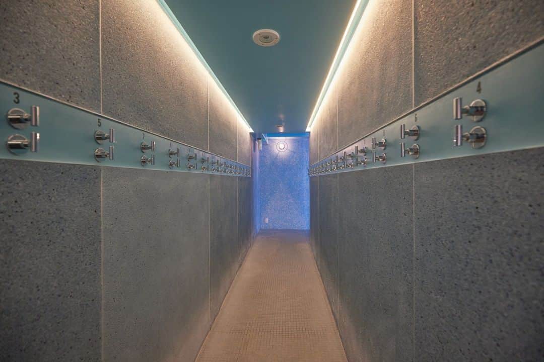 8hotelのインスタグラム：「8 WATER CAVEに辿り着く前にある水色のトンネルです。この先に広がる世界に期待して✨✨」