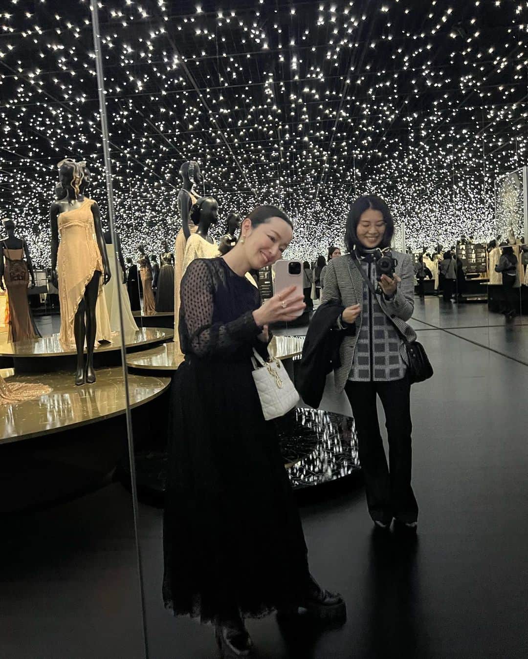 翁安芸さんのインスタグラム写真 - (翁安芸Instagram)「夢のような空間のDior展🤍  ディオールの創設70周年を機にパリから始まり、ついに日本では東京都現代美術館にて開催されています。  1500を超えるドレスやアートピースなど日本初上陸の作品も✨  クリスチャン ディールやサンローラン、ラフシモンズ、マリア グラツィアなど歴代のクリエイティブディレクターたちの貴重なアーカイブ作品が並ぶ壮大な展示に、クチュールをつくるためのトワルに囲まれた真っ白なお部屋🤍  お花畑のようなドレス達が並ぶ優美なガーデン、クリスチャンディオールが愛した日本との絆を感じる展示など、盛りだくさんの贅沢な空間にうっとりでした🥰  CHRISTIAN DIOR DESIGNER OF DREAMSは、5月末まで開催されています。  #dior展 #東京都現代美術館  #christiandiordesignerofdreams」3月31日 20時01分 - akinyc