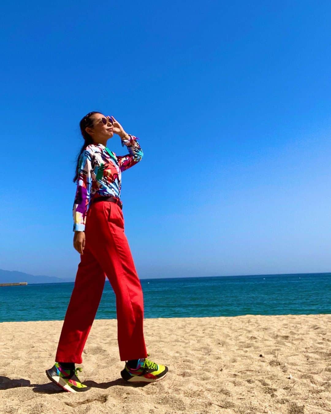 エマ中岡優姫のインスタグラム：「出張♪ お店が開くまで 近くの海に寄り道🏖 山育ちの私は テンション上がるぅ〜！ サニ坊も連れてきて あげたかったなー！」