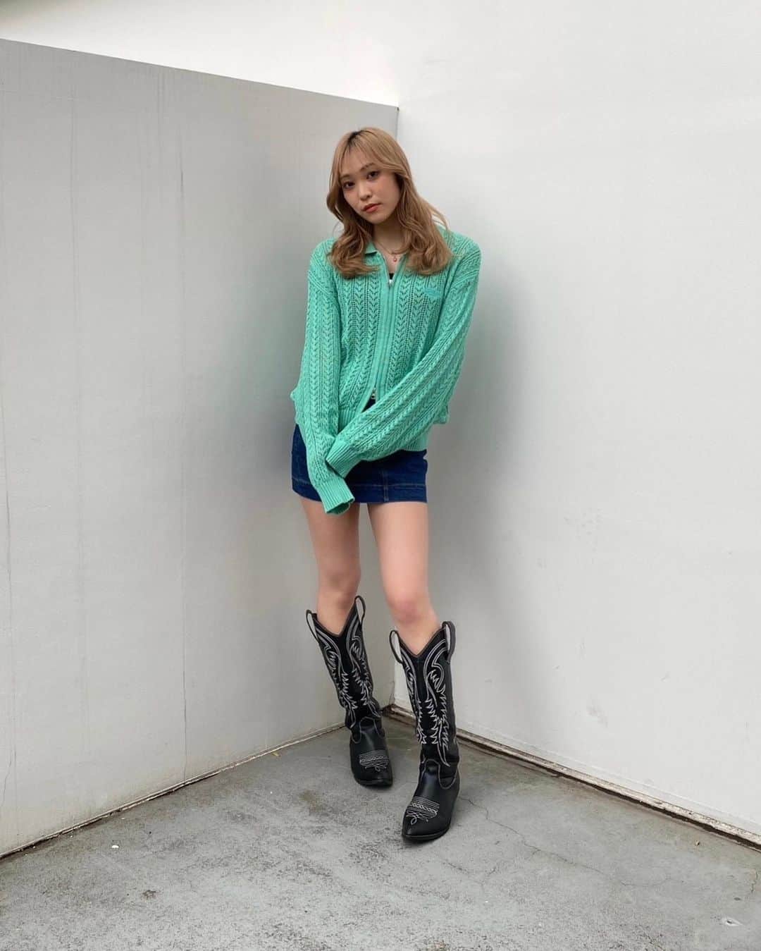 XGIRL_ootdのインスタグラム：「#xgirl_ootd @abibii92 160cm 　 X-girl store STAFF 　 ----------------------------------------------- ▪️CROCHET DOUBLE ZIP CARDIGAN ￥13,200(税込) ▪️LOW RISE MINI SKIRT ￥11,000(税込) -----------------------------------------------  #xgirl #xgirljp #エックスガール #ストリートコーデ #ストリート系女子 #ストリート女子 #ストリートファッション #カラーコーデ #カラーアイテム #ミニスカート #y2k #y2kファッション #y2kstyle」