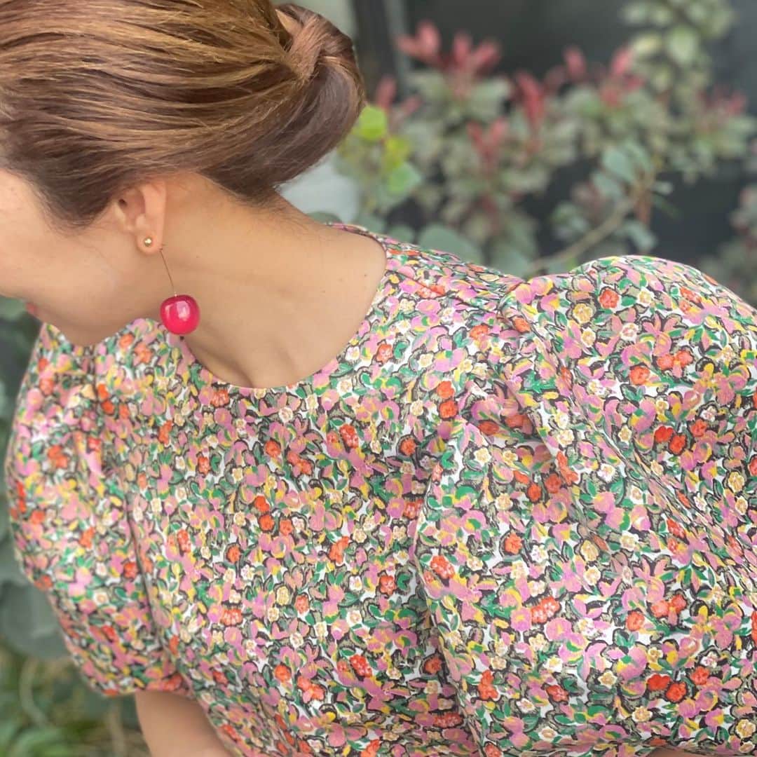 Tsuru by Mariko Oikawaのインスタグラム：「flower print blouse.  明日からはいよいよ4月がスタート。 新しい季節の1ページには、とっておきのお気に入りアイテムを。 色とりどりのフラワープリントがスタイリングを華やかに。  Eleonore ¥27,500（tax in）  #tsuru #tsurubymarikooikawa #2023ss」