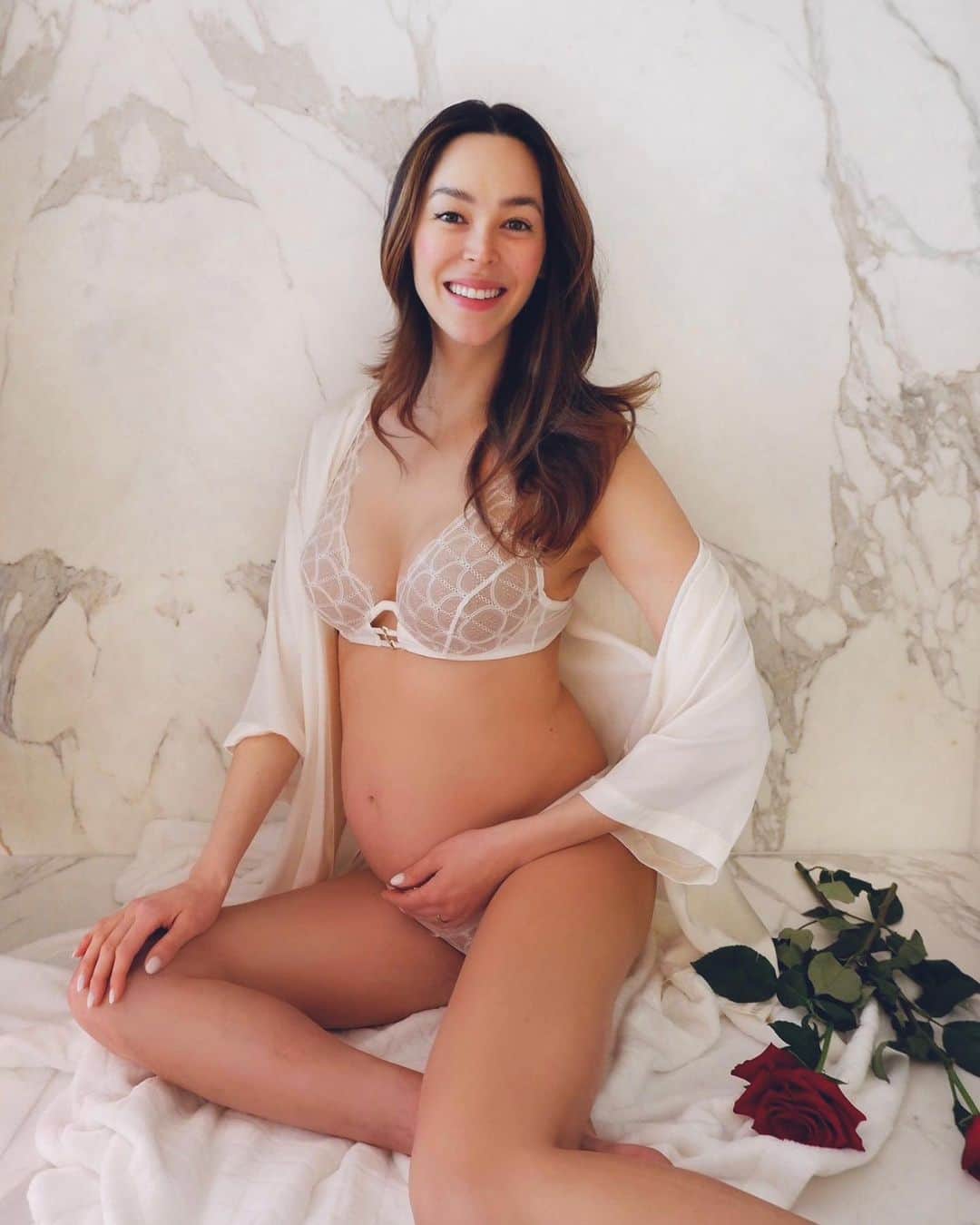 エミ・レナータのインスタグラム：「妊娠中は、体が大きく変化するので、いつも魅力的でセクシーだと感じることはなかなか難しいよね。 今の私は、どの服もサイズが合わなくて、お腹もどんどん大きくなっていくの…そんな時こそ素敵なランジェリーの出番！  @intimissimiofficial の美しいレースのセットを着て、いつも可愛くセクシーな気分でいよう！💕 . Our body goes through major changes during pregnancy and is not easy to always feel attractive and sexy.  I’m at a point of my pregnancy where none of my clothes fit me anymore and my belly gets bigger everyday, that’s when the right lingerie comes in to save the day.  Always feel pretty and sexy wearing a beautiful lace @intimissimiofficial set! 💕 .  #intimissimi #italianlingerie #emirenata #intimissimigirls #momtobe #babyontheway #thebump #母になる #妊婦ライフ #ベイビオンザウェイ  #インティミシミ #イタリアンランジェリー #エミレナータ #インティミシミガールズ」