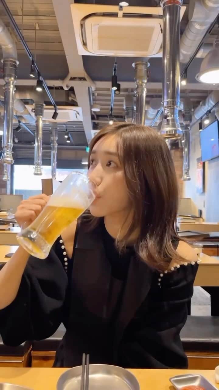 荒山みなみのインスタグラム：「好きな人と外食の時は めっちゃ食べるしめっちゃ飲みます🥹🍻💓  痩せるために意外と大事なのは 変に全ての食事を制限してストレスを増やすよりも 本気で会いたい人と以外 飲みや外食しないで楽しむ時に思いっきり楽しむことだと思う！ だからお家にいる時や1人の時、それ以外の場所で調整する🫥  日々頑張ってる自分へのおいしいご褒美であり、好きな人にも会えて、なんでも食べるから相手にも自分の勝手な制限で気を遣わせたりしない。最強。だから余計外食楽しい🥹🍻」